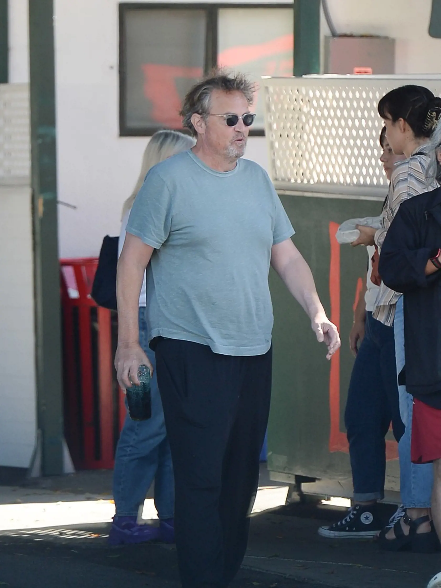 Pravdepodobne posledné zábery herca Matthewa Perryho predtým, ako ho záchranári našli mŕtveho vo vírivke jeho domu v Los Angeles.