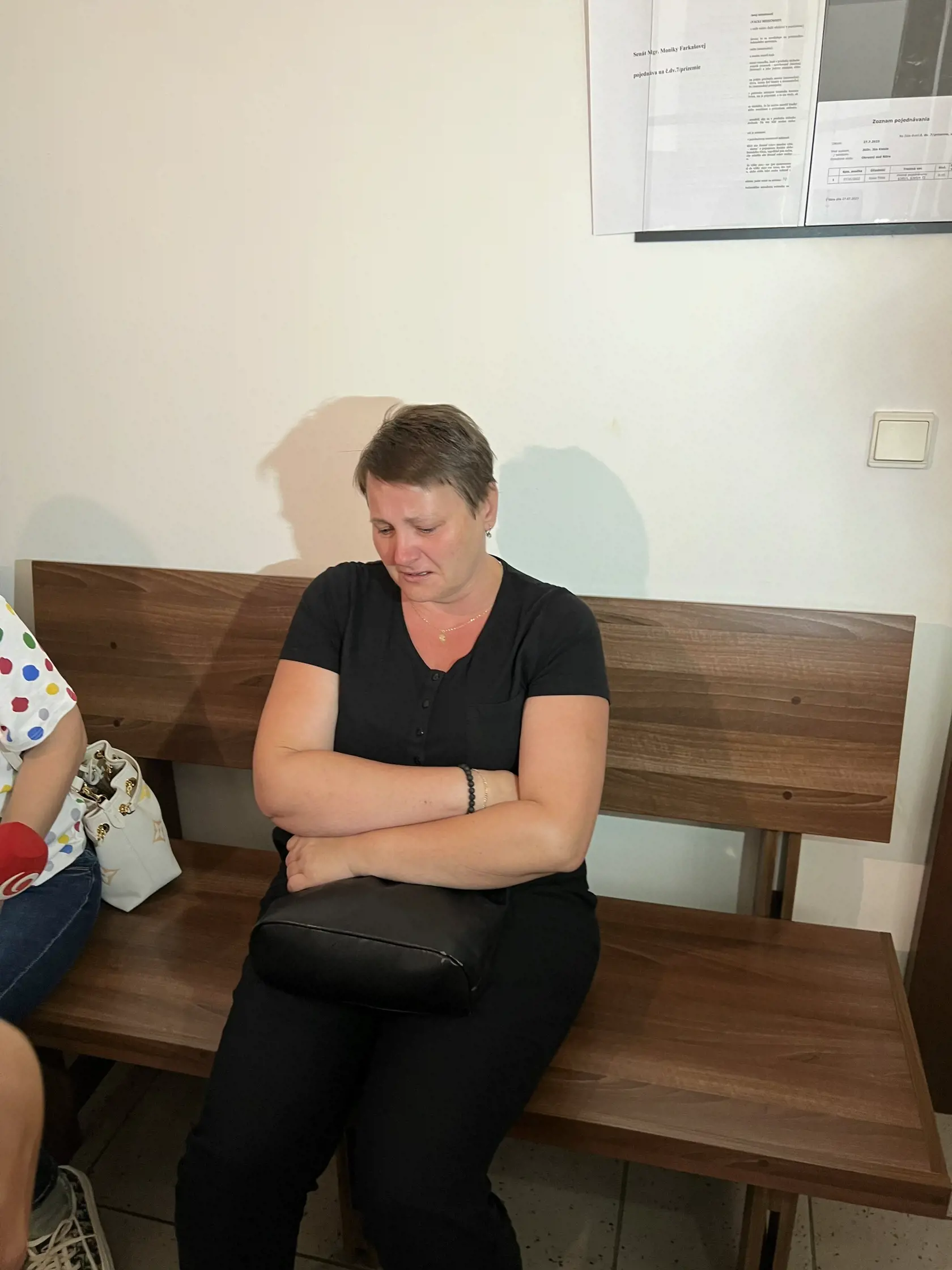 Na súd prišiel ráno pred deviatou hodinou obžalovaný a tiež poškodení, ktorí sa ani po rokoch nedokážu zmieriť so stratou svojich milovaných.