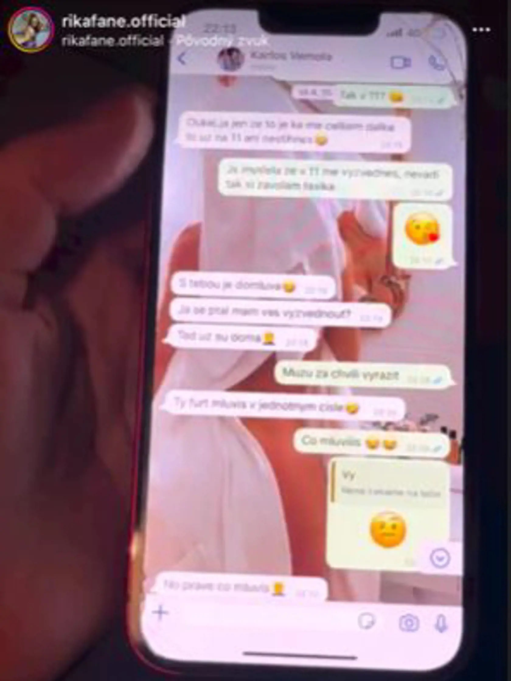Rika: ,,,Ja som myslela, že o 11 ma vyzdvihneš. Nevadí, zavolám si taxi. Môžem za chvíľu vyraziť." Karlos: ,,Ty furt hovoríš v jednotnom čísle."