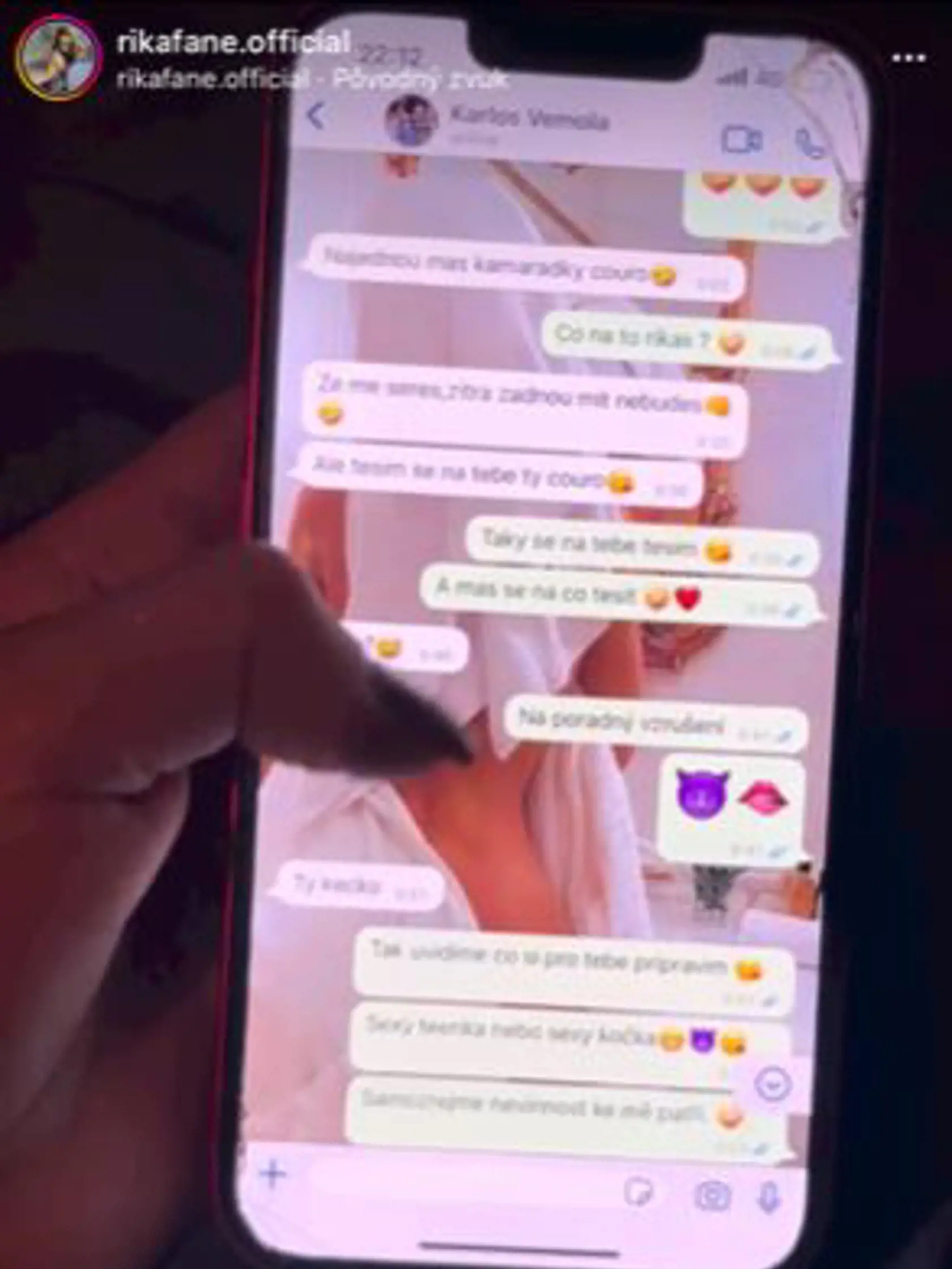 Karlos: ,,Odrazu máš kamarátky ty couro. Sereš ma. Zajtra už nebudeš mať žiadne. Ale teším sa na teba ty couro." Rika: ,,Tiež sa na teba teším. A máš sa na čo tešiť. Uvidím, čo si pripravím. Sexi teenka alebo sexi kočka."