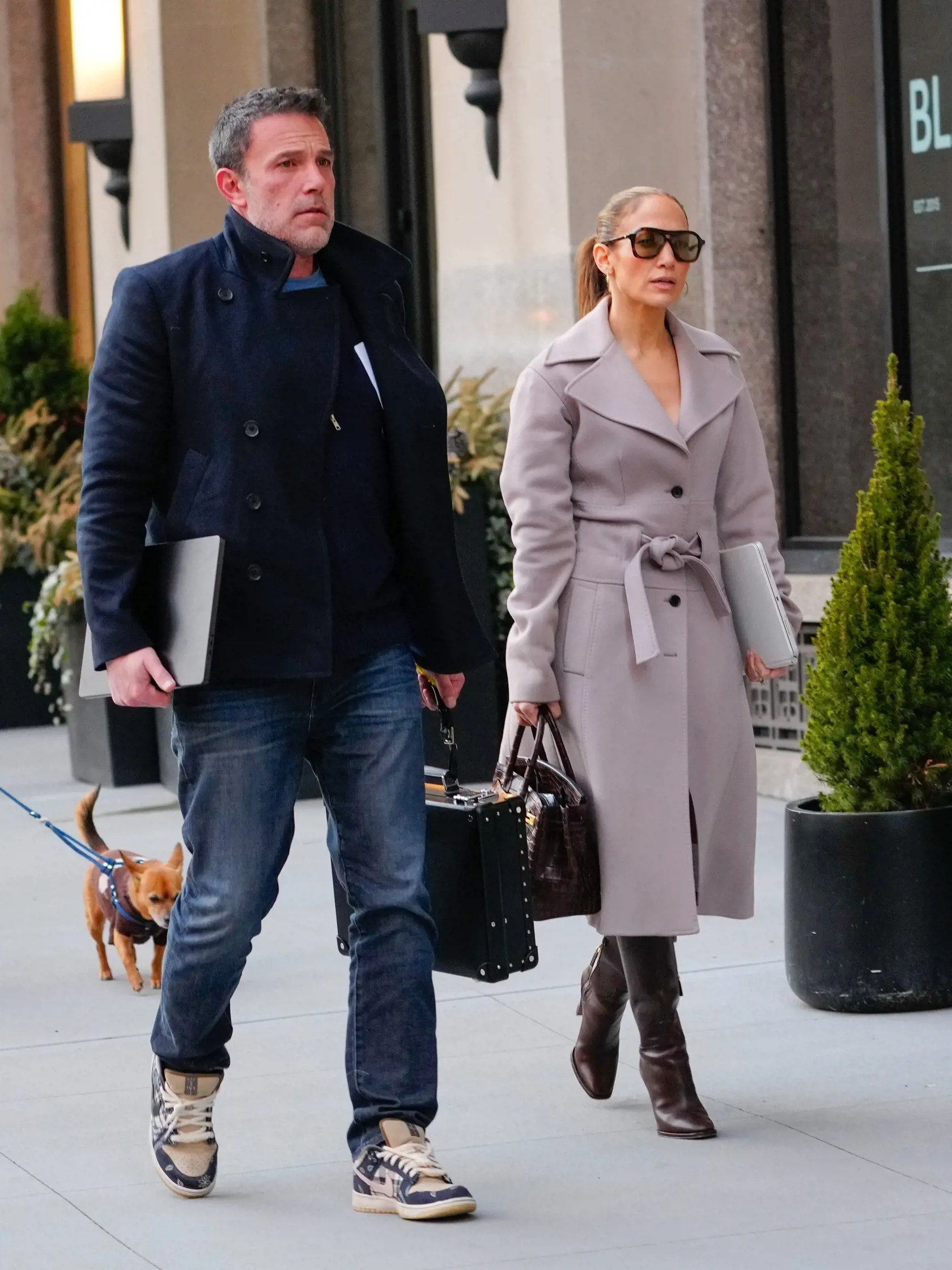 O kríze v manželstve Bena Afflecka a Jennifer Lopez sa už hovorí niekoľko týždňov. Najnovšie zábery hviezdneho herca rovnako neveštia nič dobré. Affleck pôsobí naozaj smutne a strhane.