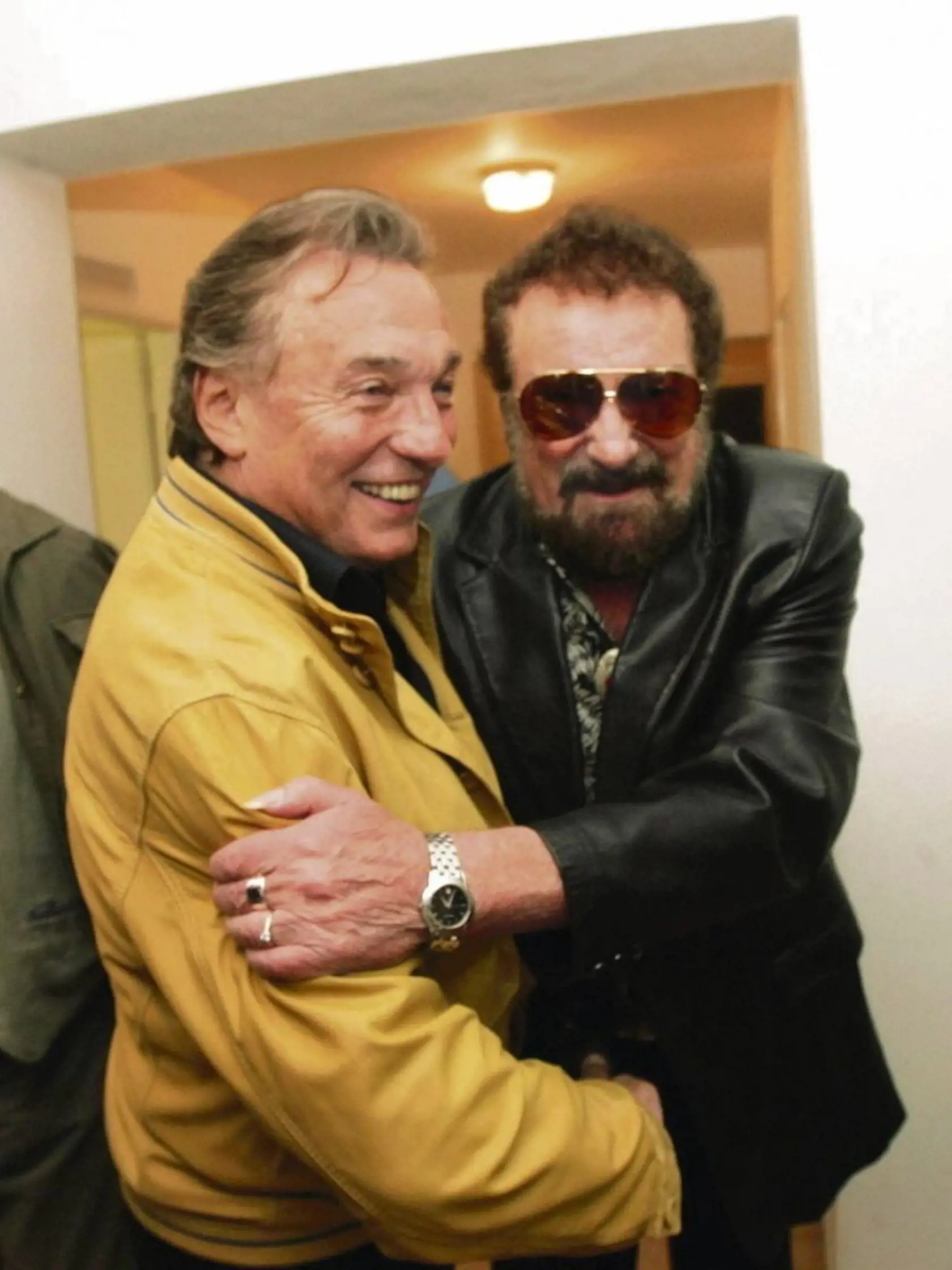 Karel Gott a Waldemar Matuška. Hoci sa ich fanúšikovia delili na dva tábory, oni spolu výborne vychádzali.