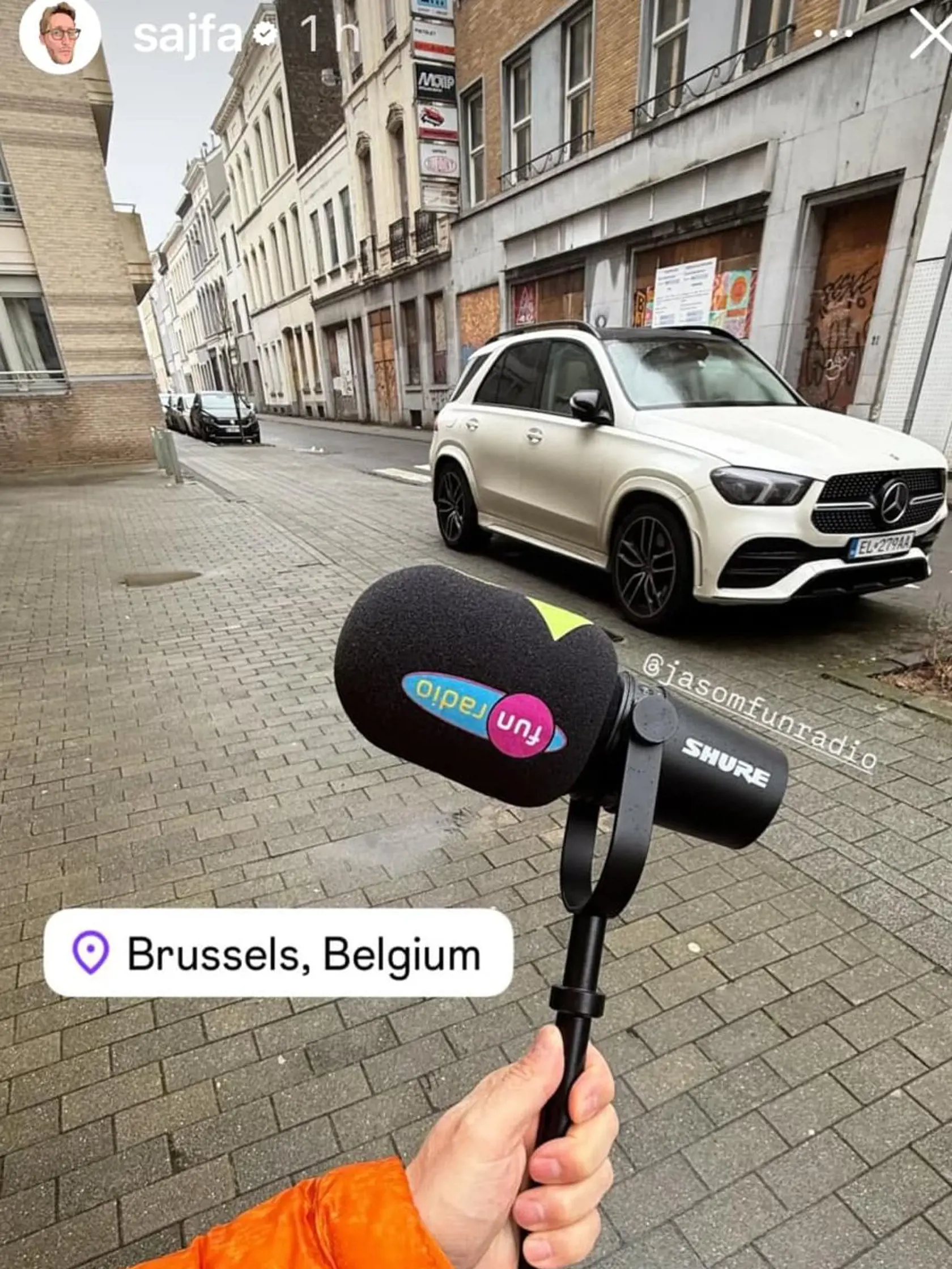 Moderátor Matej Sajfa CIfra bude vo Fun rádiu vysielať aj naďalej a to z Bruselu.