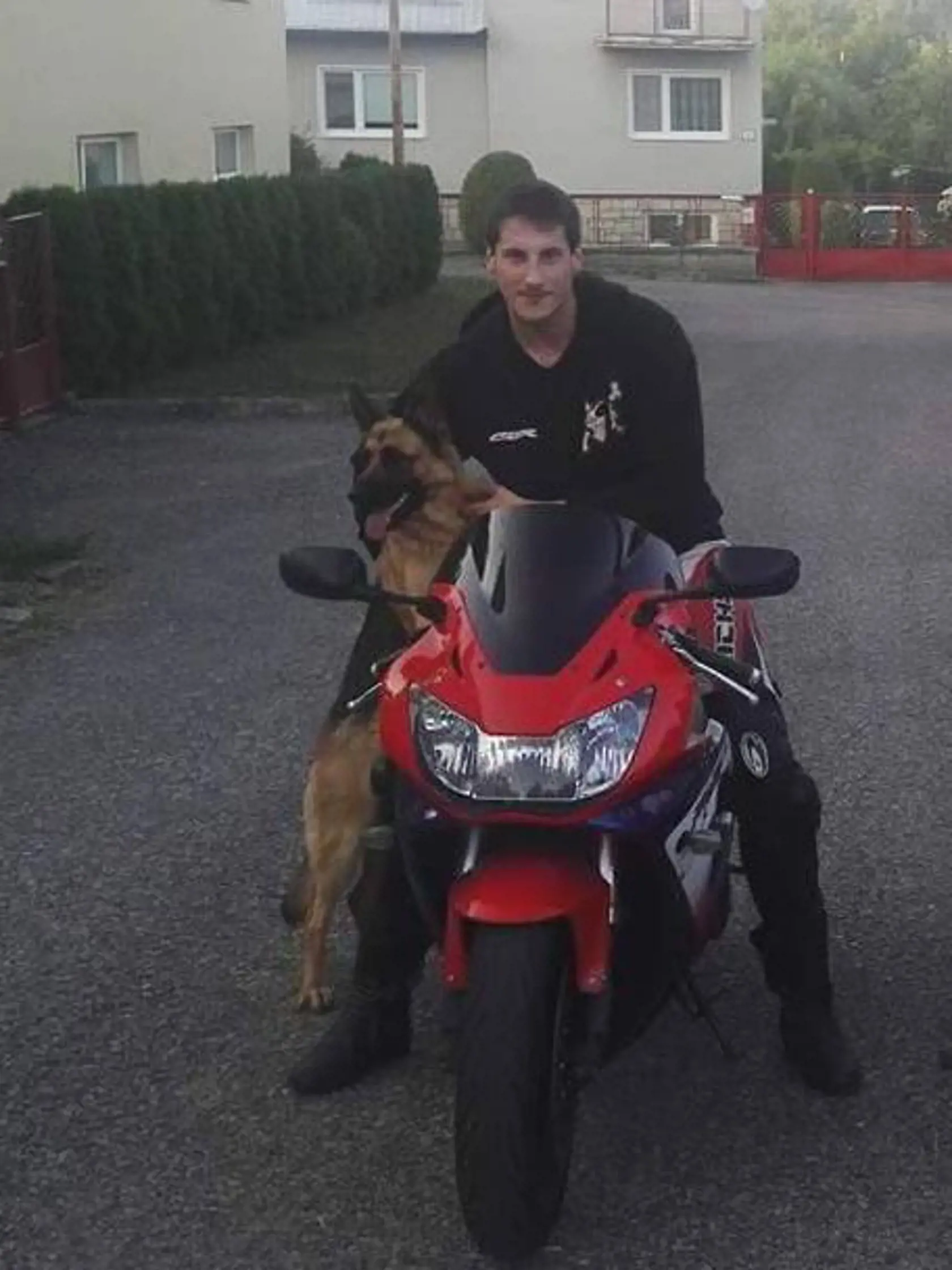 Nebohý policajt Miroslav miloval psy a jazdu na motorke.