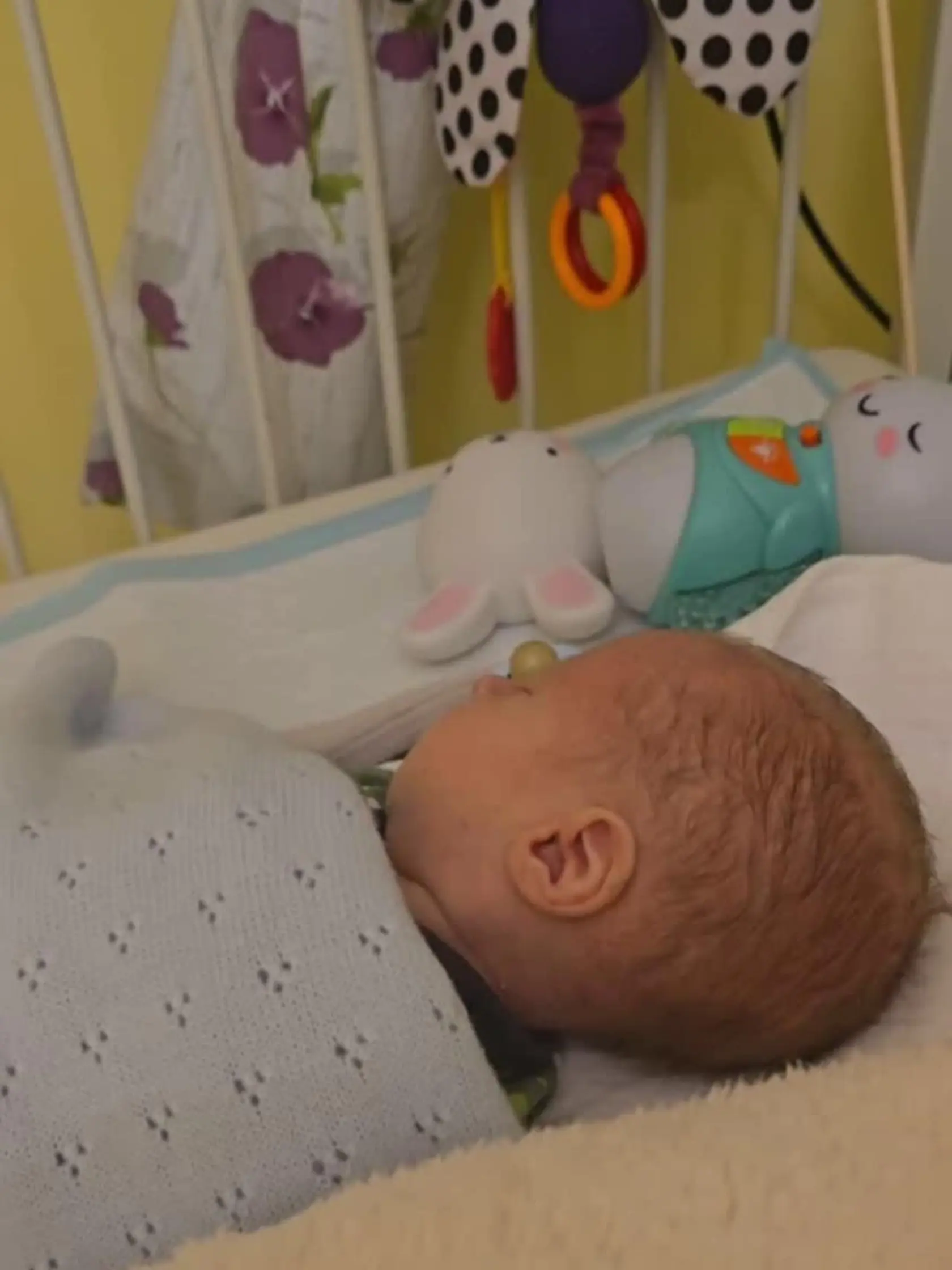 Lela Vémola skončila so synom v nemocnici. Malému bojovníkovi držíme prsty.
