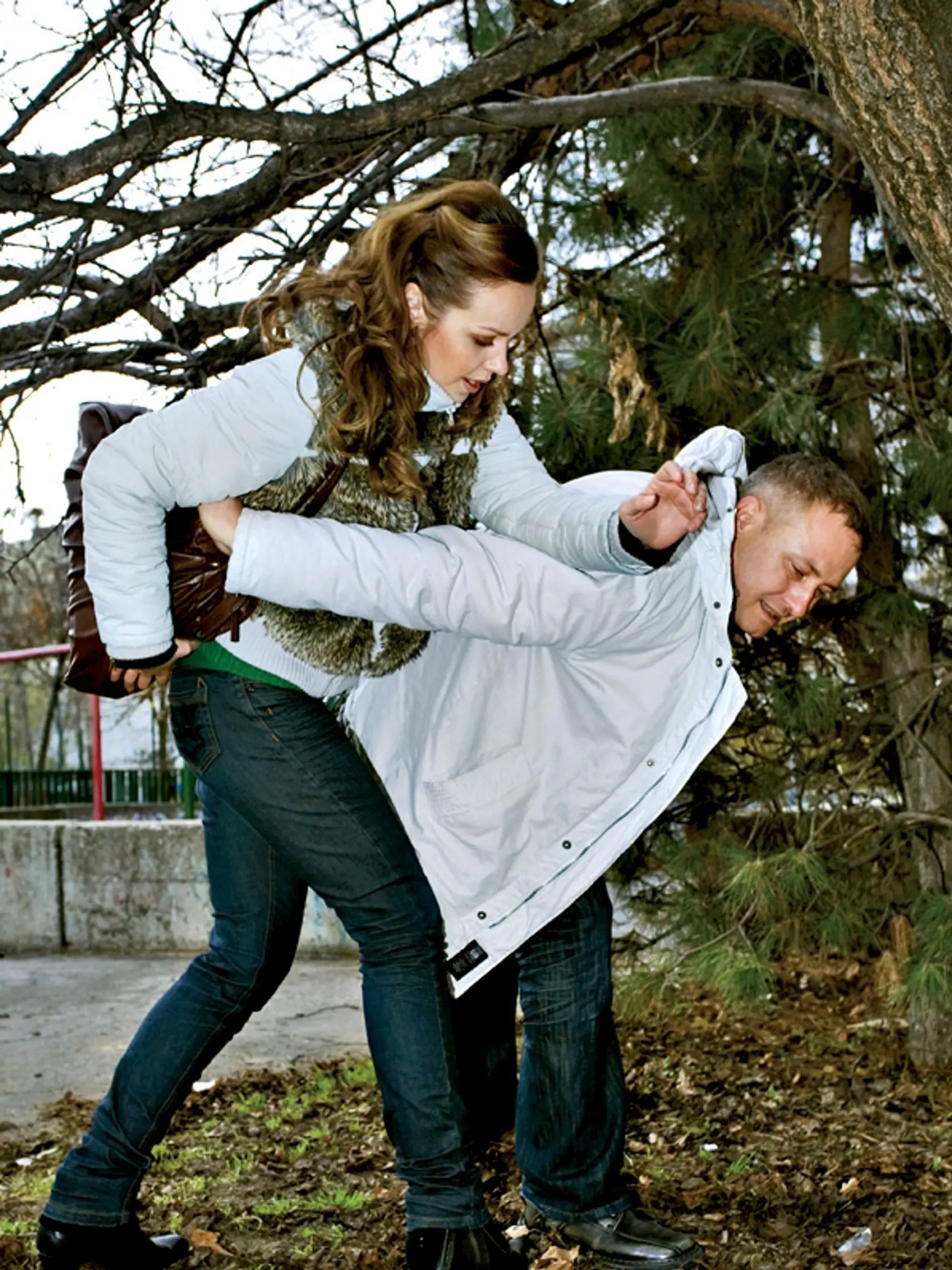 Buďme fit, kurz sebaobrany, moderátorka Klaudia Guzová a herec Peter Batthyány, napadnutie, útok, obrana
Foto: Júlia Šimáková
Uverejnené. Báječná Žena č. 48/08
pôvodný súbor:_MG_0760.eps