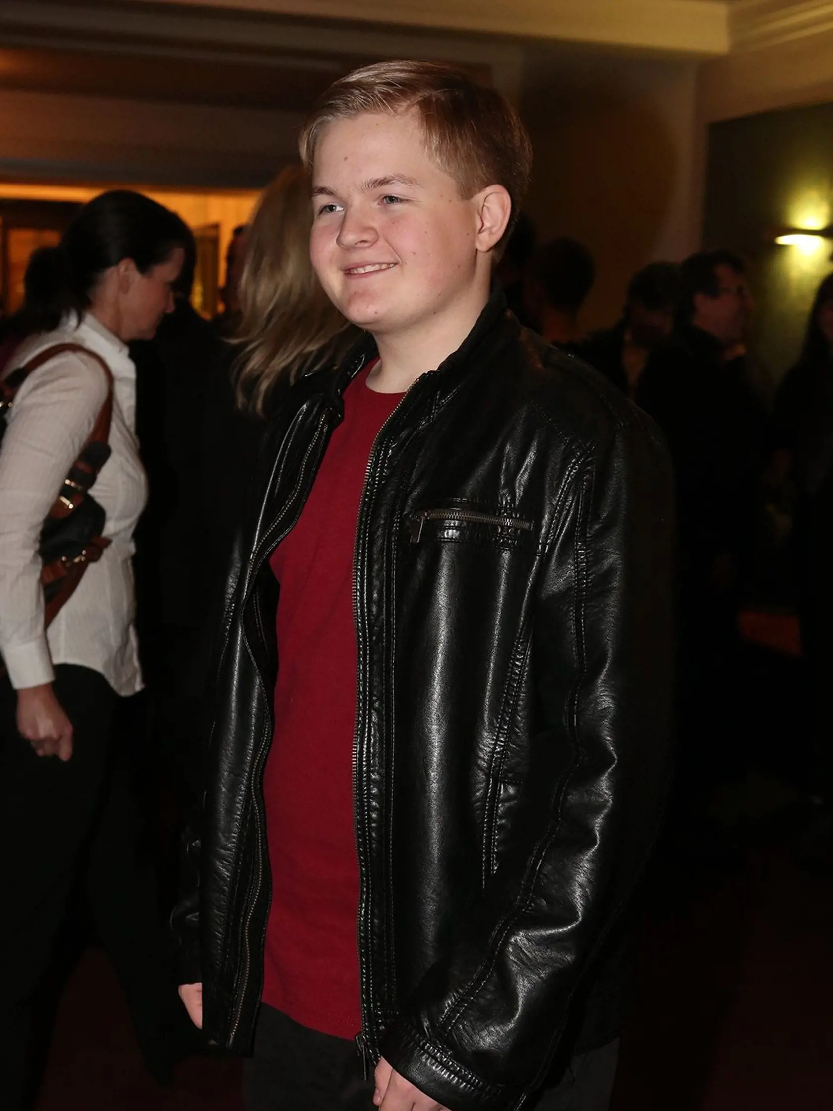 Arturovi sa poradilo schudnúť. Keď žil so svojou mamou, neusmieval sa často. 