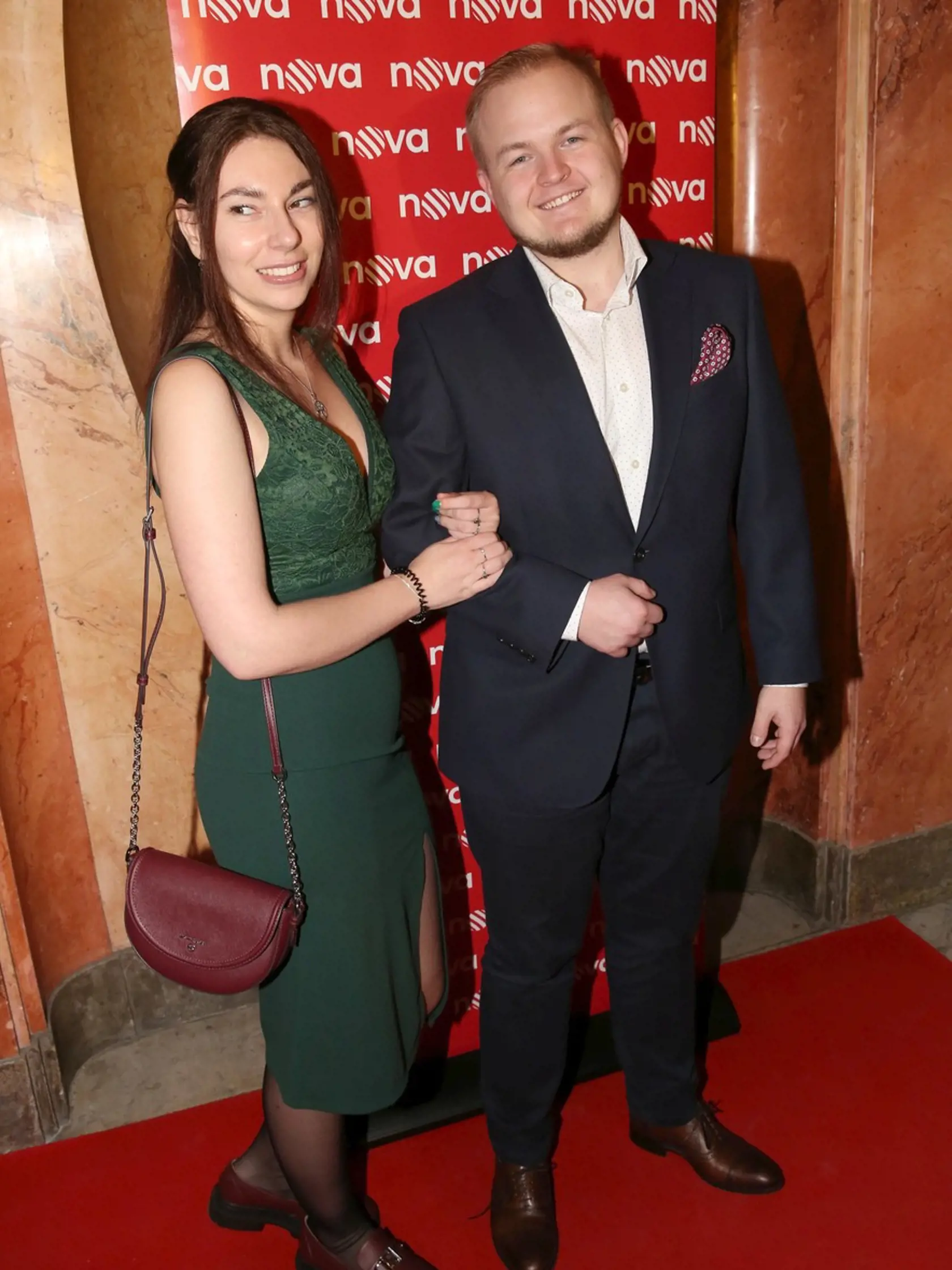 Syn Ivety Bartošovej Artur Štaidl dorazil na premiéru minisérie Iveta po boku svojej priateľky.