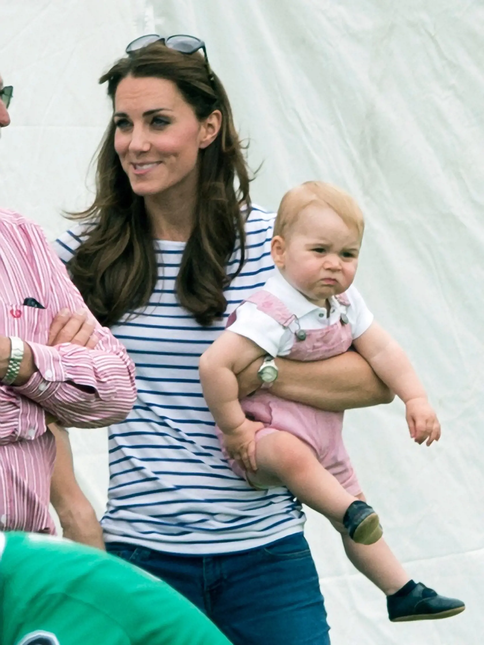 Kate sa spolu s princom prišli pozrieť na Williama a strýka Harryho, ktorí sa zúčastnili zápasu jazdeckého póla. Vojvodkyňa vyzerala spokojne, šupla Georga pod pazuchu a bolo. No podľa výrazu jeho tváre možno súdiť, že samotného princa čakanie na náhliace sa kone príliš nebavilo.