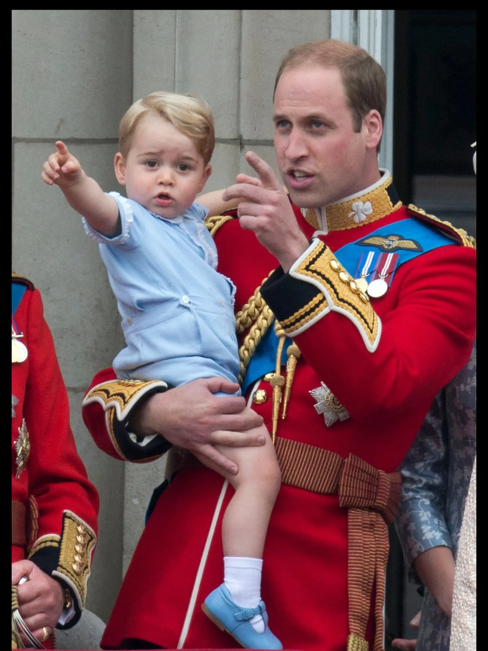 Trooping the Colour je ceremónia, ktorá sa uskutočňuje na počesť kráľovniných narodenín. V roku 2015 si ju užíval aj rozkošný princ. Keď si ho William vzal na ruky, mal dokonalý výhľad na davy nadšencov pod balkónom Buckinghamského paláca.