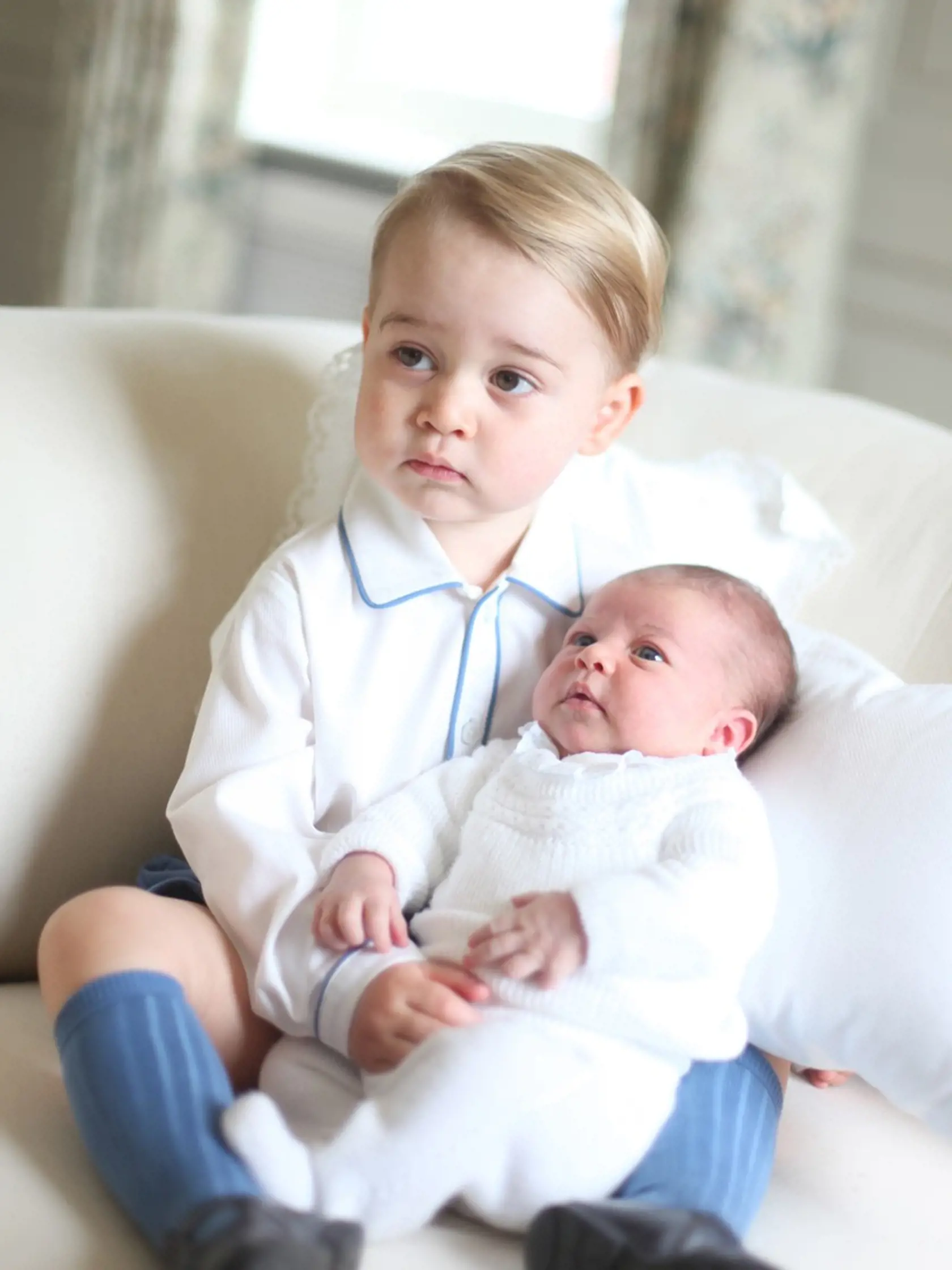 Georgovi sa narodila mladšia sestra 2. mája 2015. Princezná Charlotte z Cambridge je štvrtou v poradí v následníckej línii na britský trón, po starom otcovi Charlesovi, otcovi Williamovi a Georgovi. Hrdý braček si zapózoval držiac ju v náručí v sídle Anmer Hall.