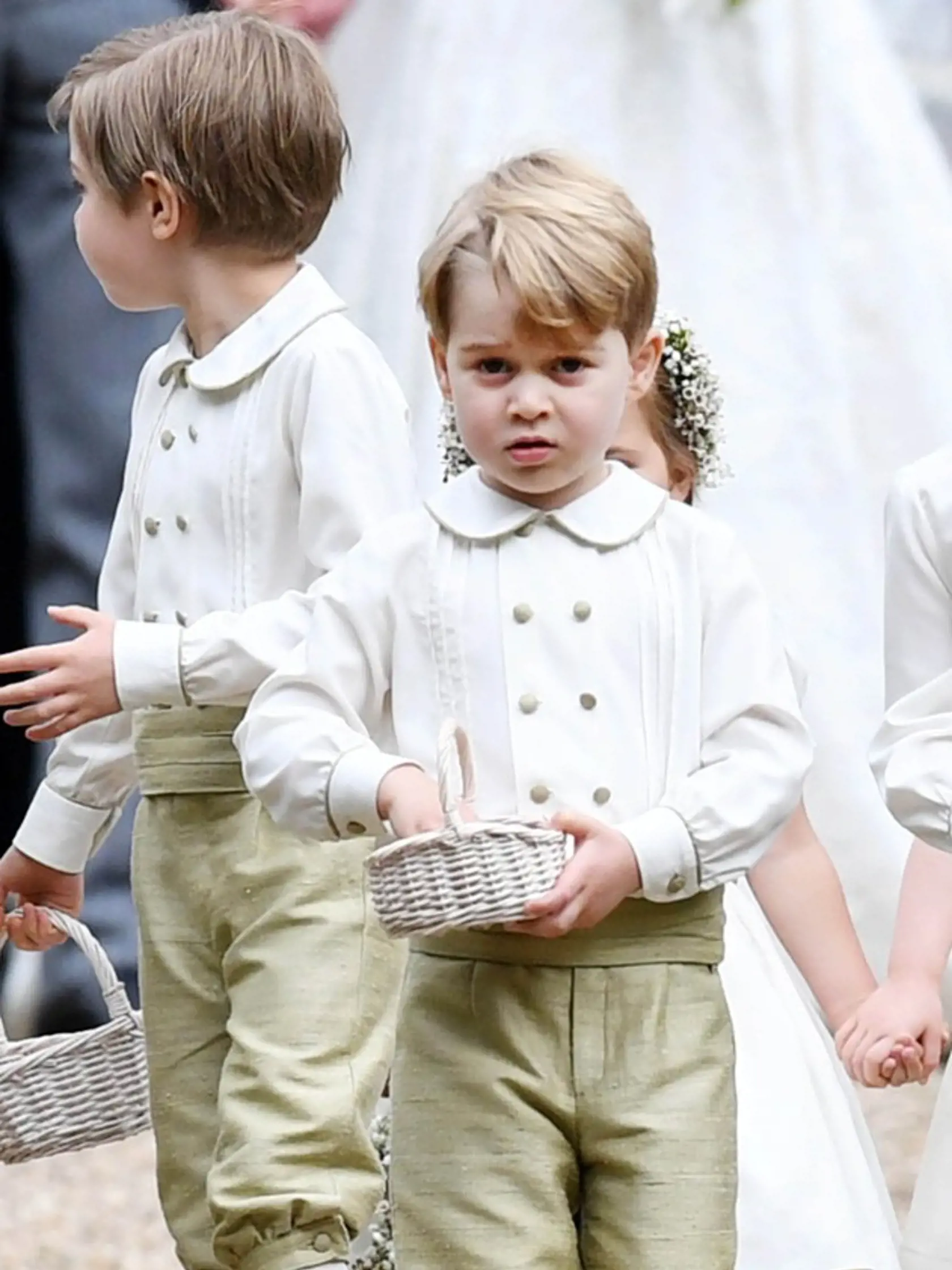 Na svadbe nemohol chýbať košík plný lupeňov ruží, ktorého sa princ George zodpovedne ujal. Sviatočný outfit s bielymi pančuškami mu mimoriadne pristal.