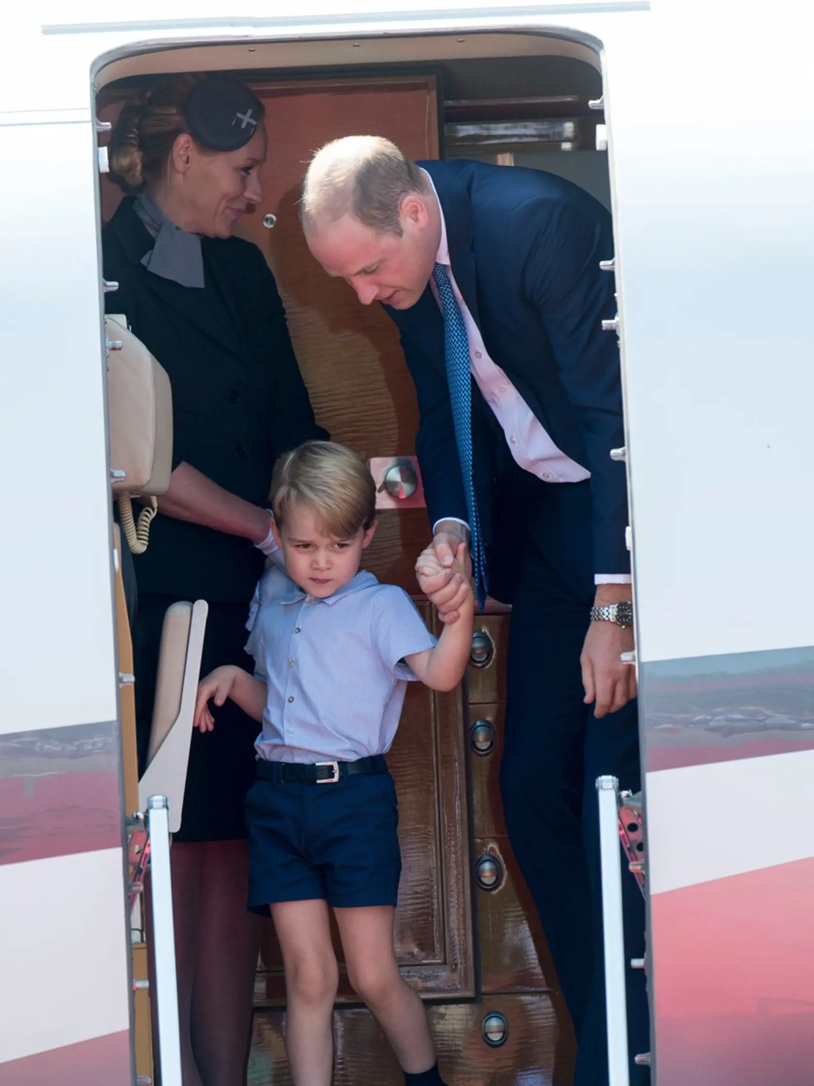 Pred pár dňami navštívili William a Kate spolu so svojimi deťmi našich severných susedov. Keď lietadlo s prominentnou posádkou pristálo na poľskom letisku, všetci netrpezlivo čakali aj na malého George. Síce sa princovi z lietadla príliš nechcelo, hanblivému synovi dodal odvahu sám William.