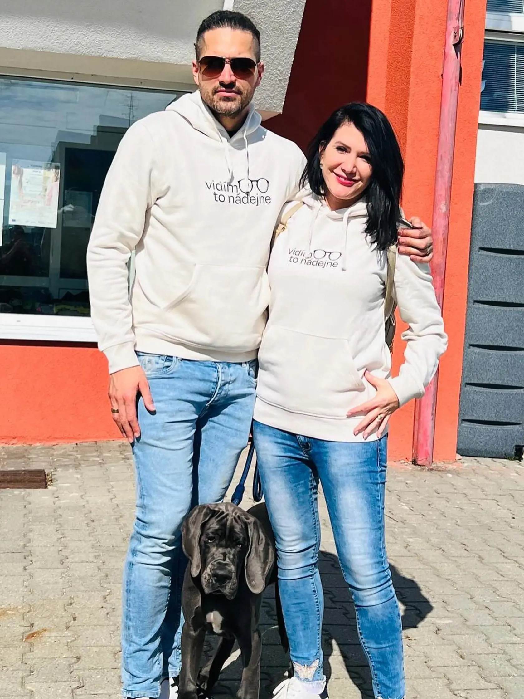 Jana Bittó Cigániková zvolila so svojím manželom ležérny outfit.