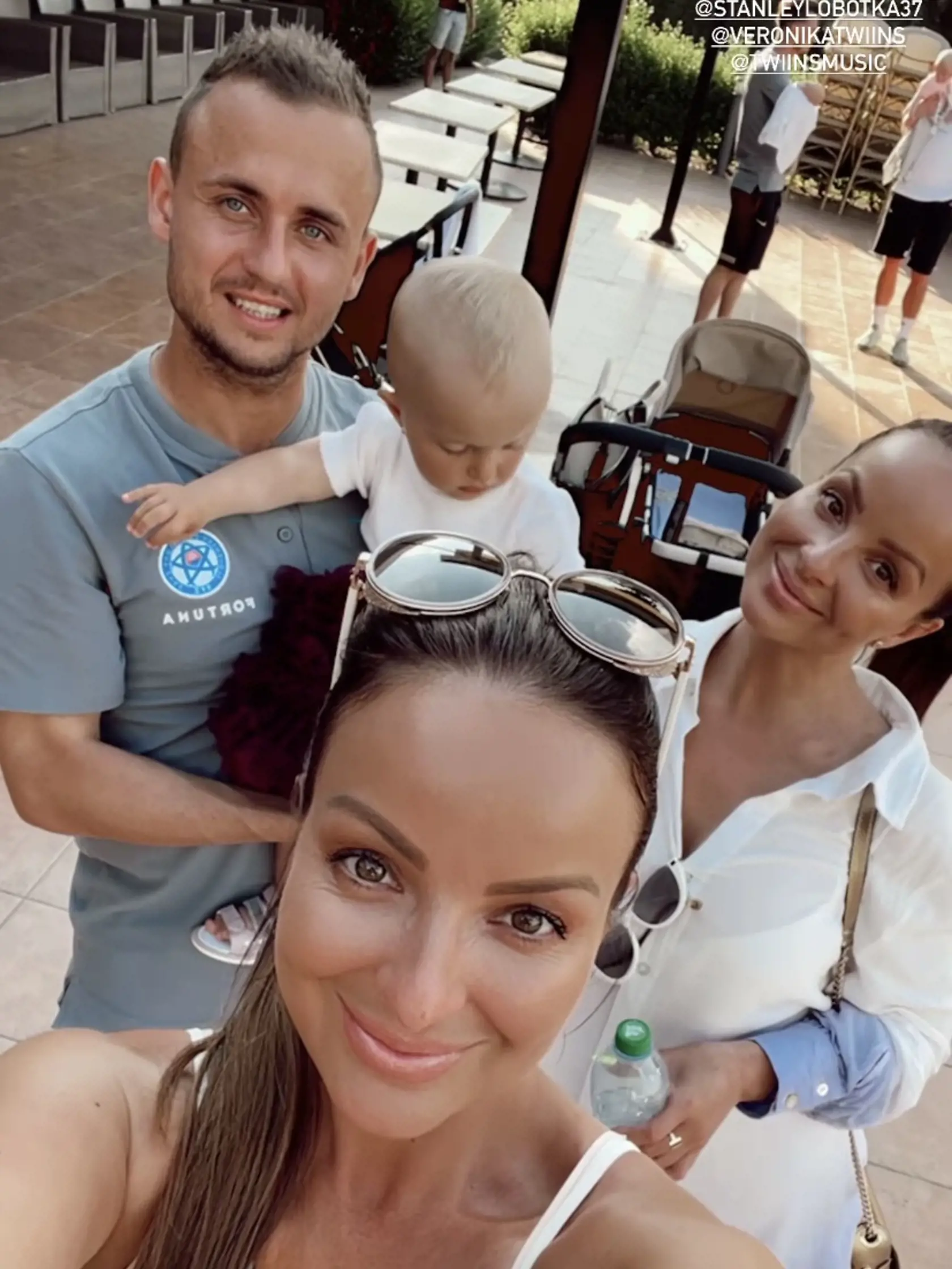 Stanislav Lobotka si užil deň so svojou dcérkou a aj s partnerkou Danielou Nízlovou a jej sestrou Veronikou.
