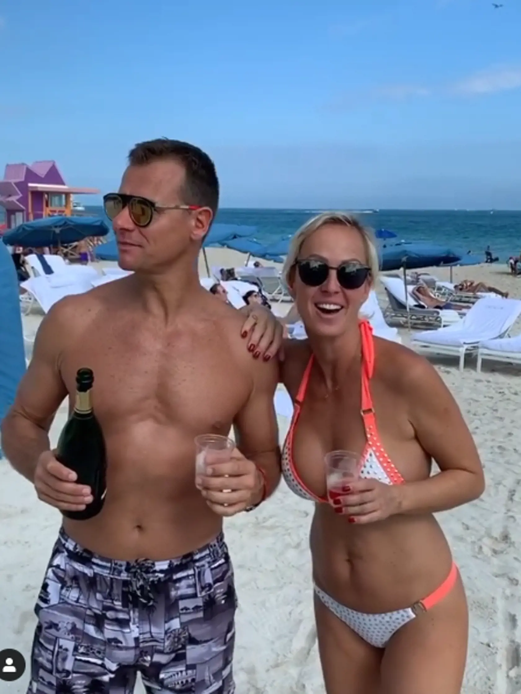 Zuzana Belohorcová s manželom Vlastom si štrngli na pláži v Miami.