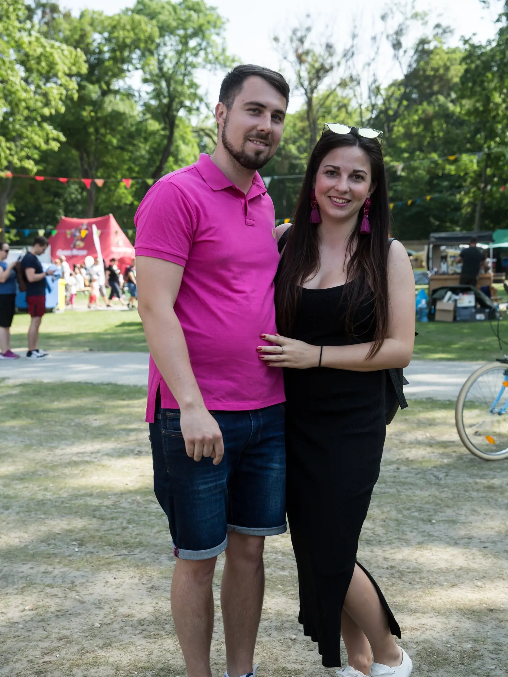 Mária (26) a Michal (27) sa síce nezladili schválne, no napriek tomu im to spolu pristalo. "V šatách sa cítim pohodlne, hodí sa to na túto akciu, aj k počasiu," povedala Bratislavčanka. Michal len so smiechom dodal, že nič iné čisté v skrini doma nenašiel. 