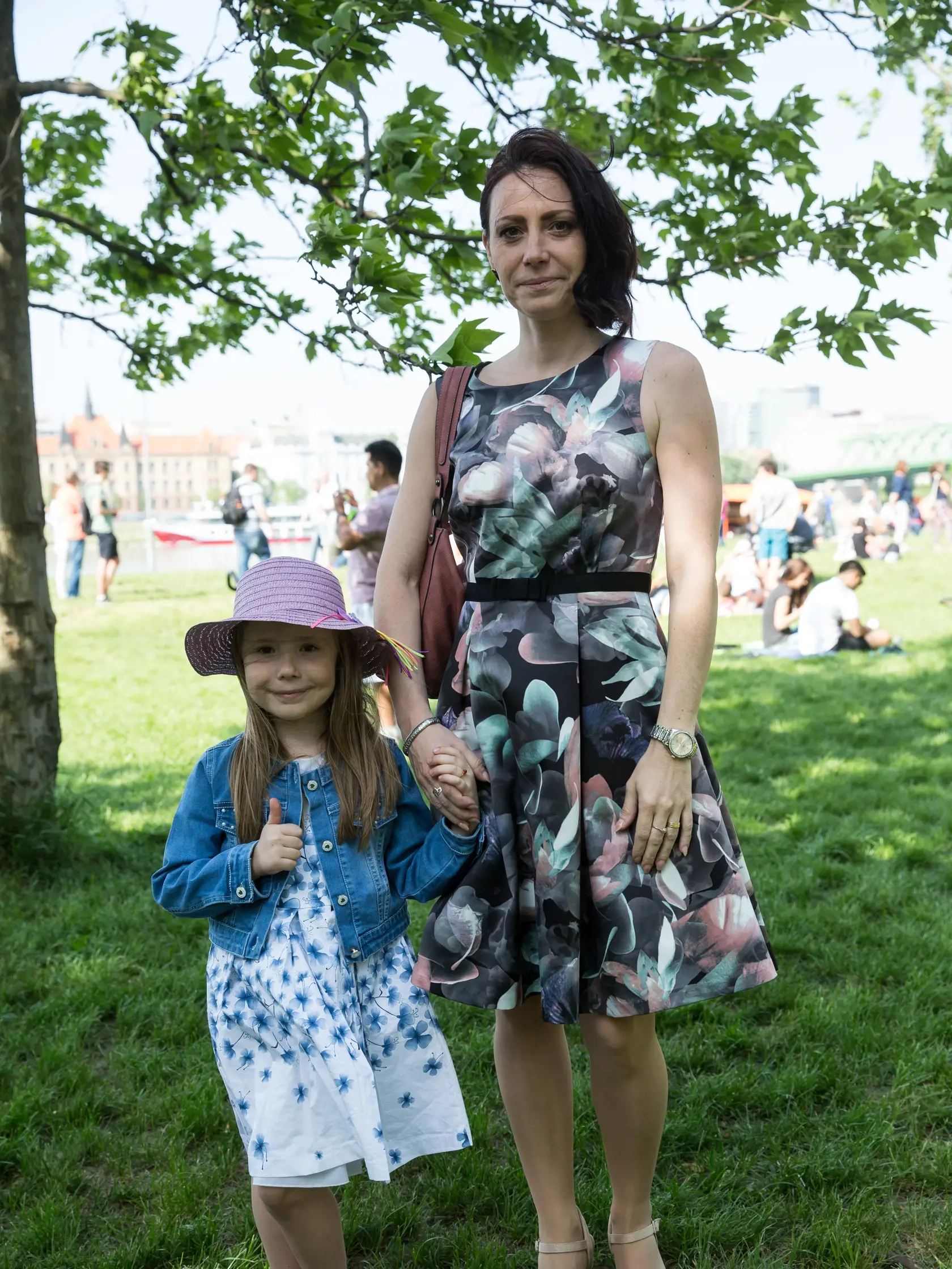 Pri pohľade na Blanku (37) a Bianku (6) bolo jasné, že leto klope na dvere. Sympatická dvojica sa dokonale zladila. "Dcérke sme kúpili nové šaty a ihneď si ich chcela obliecť," prezradila hrdá mamina.