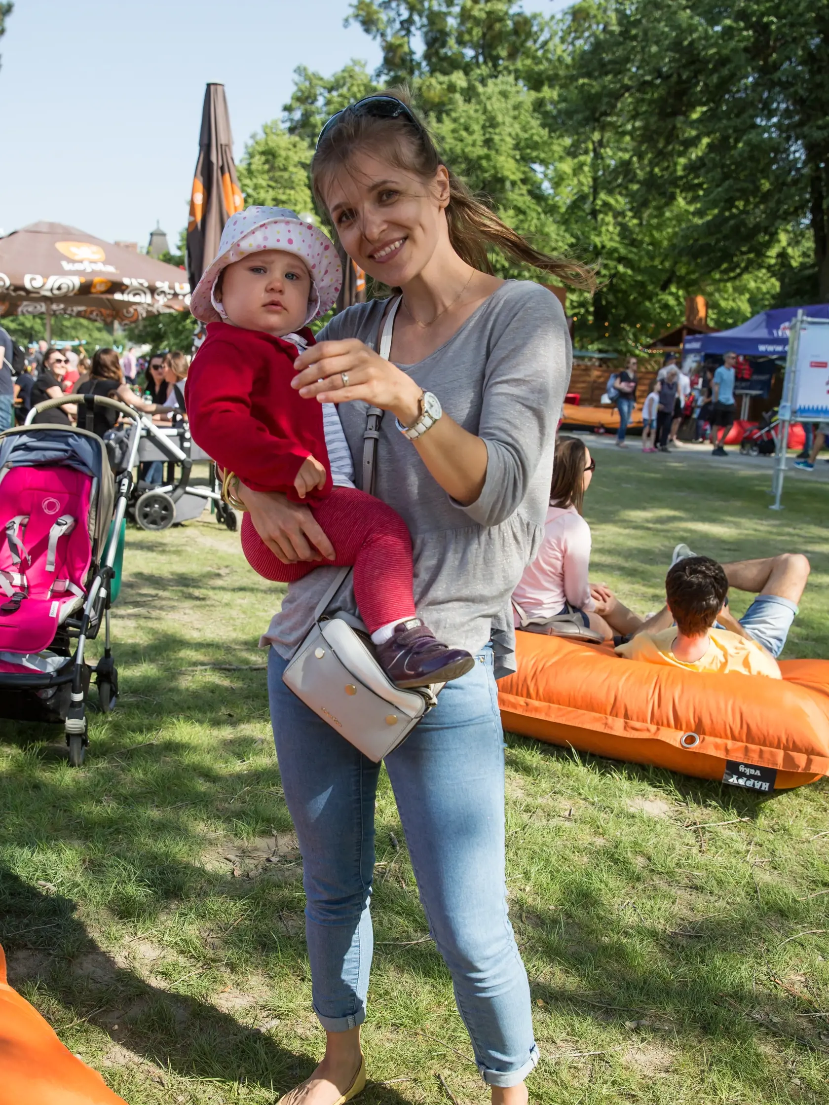 Ľubica (31) stavila na komfort. "Akurát som zle zvolila topánky. Nečakala som, že na majálese vydržíme tak dlho a tlačia," vysvetlila. Dcérke Eliške (1) zabalila do tašky náhradné oblečenie. "Už sme ho aj využili, lebo sa obliala," zasmiala sa sympatická mamička z Popradu.