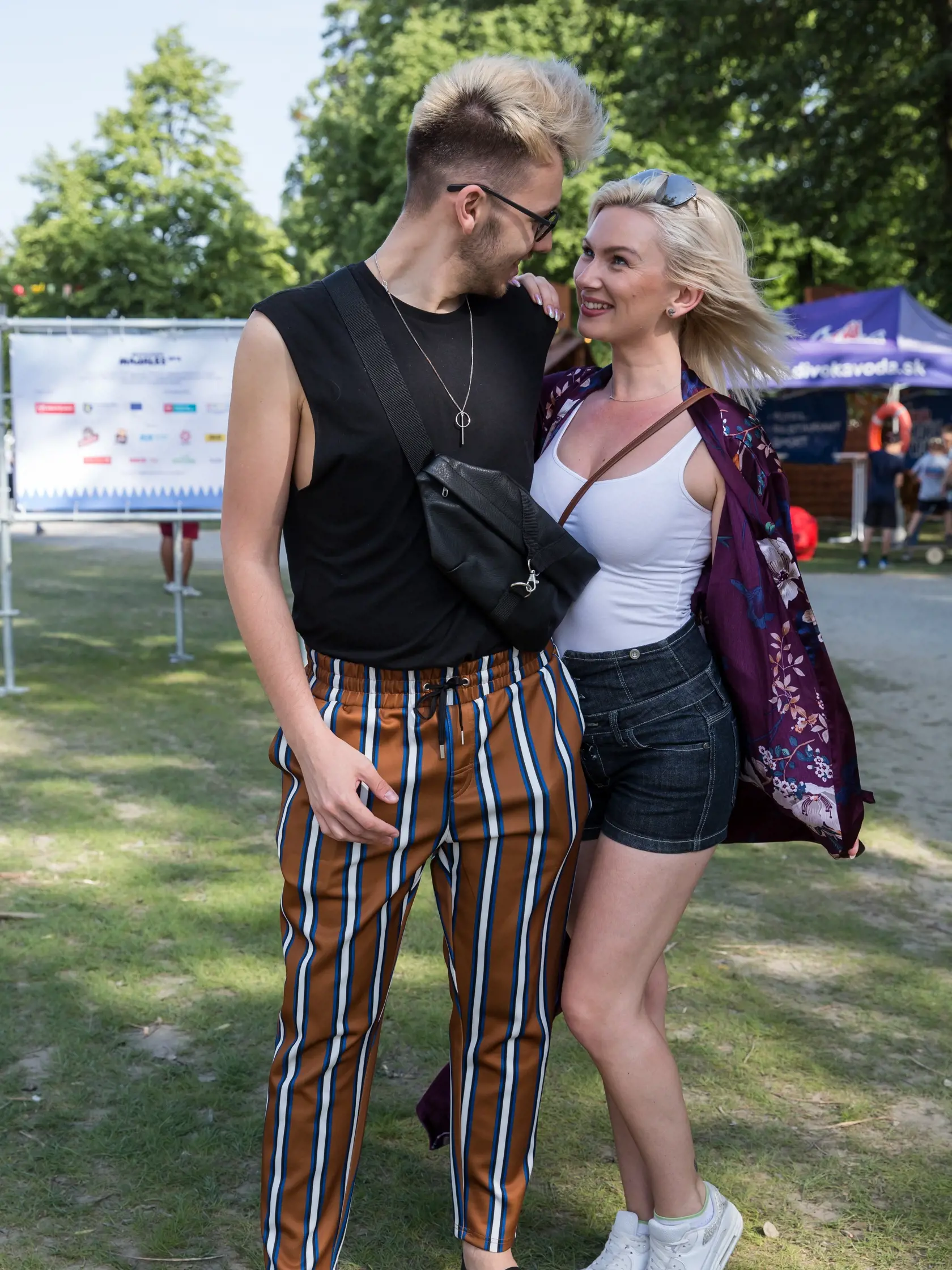 "Zvolila som niečo jednoduché. Biele tielko a tenisky," začala o svojom outfite hovoriť Klaudia (27) z Bratislavy. Ráno však bolo pod mrakom, siahla preto aj po ľahkom saténovom kúsku. Dušan (24) vedel, že čierne tričko a ľadvinka sú istota. "V bielom by to určite dopadlo zle," zasmial sa. Klasiku však oživil dlhými pruhovanými nohavicami.
