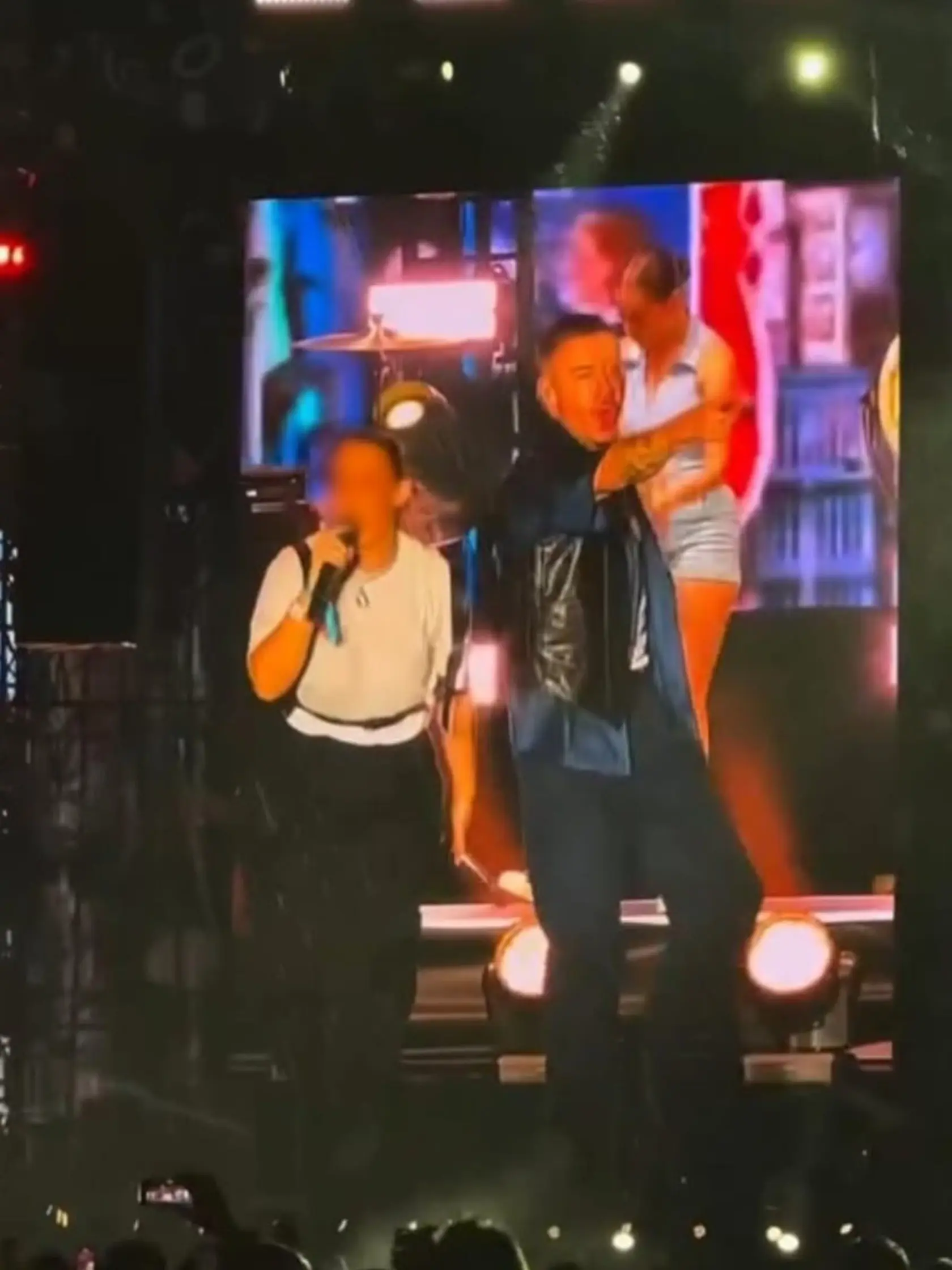 Slovenka si zavarila na festivale Lovestream: Po duete s Macklemorom putovala rovno za MREŽE!