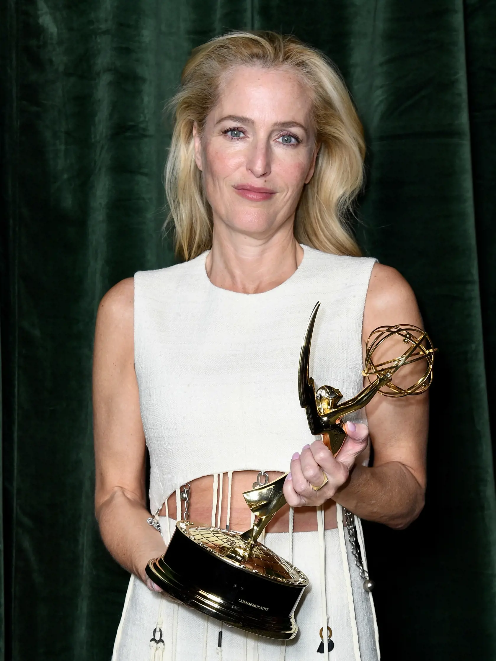 Gillian Anderson momentálne stvárňuje postavu sexuologičky v úspešnom seriáli Sexuálna výchova. Pred rokom vyhrala cenu Emmy za stvárnenie britskej premiérky Margaret Thatcherovej v netflixovej šou Koruna.