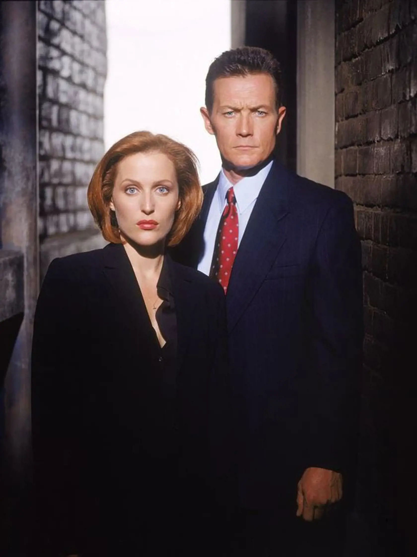 Robert Patrick a Gillian Anderson ako ich seriálové postavy.
