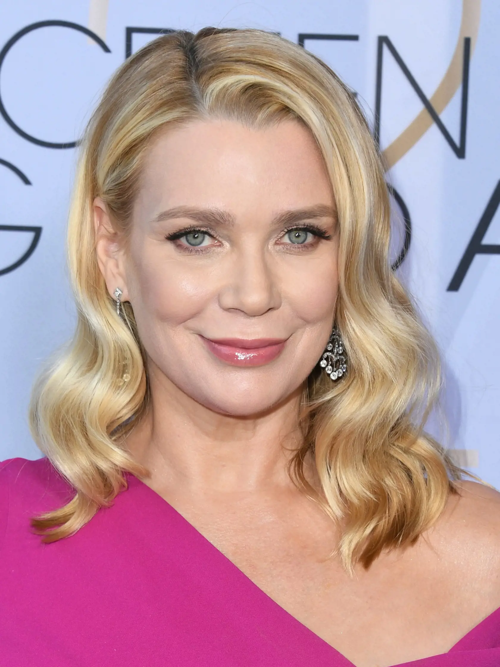 V roku 2014 herečka Laurie Holden spolupracovala s dobrovoľníckou organizáciou Operation Underground Railroad, ktorej cieľom je pátrať po obchodníkoch s deťmi.