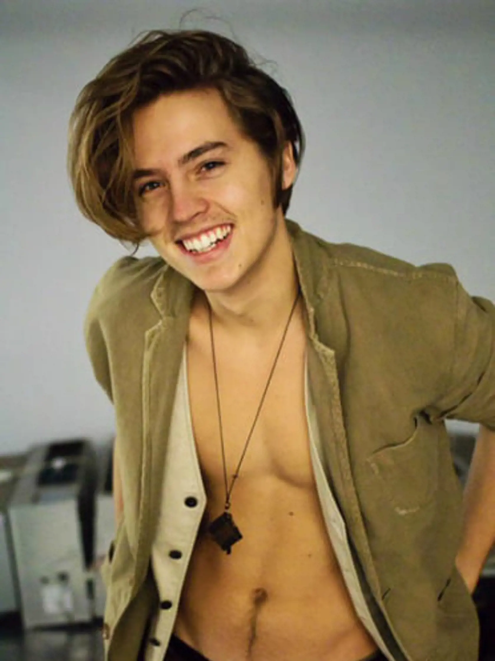 Cole Sprouse má dnes 23 rokov a vyzerá neskutočne dobre.
