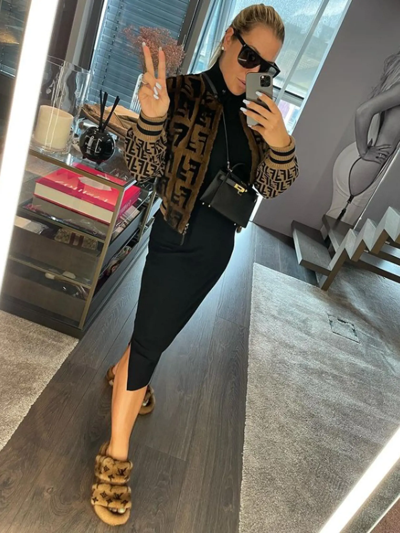 Dominika Cibulková vyzerá v tomto outfite oveľa štíhlejšia, akoby si vygumovala aspoň 20 kíl. Ale TIE nohy, veď vyzerá ako YETI!