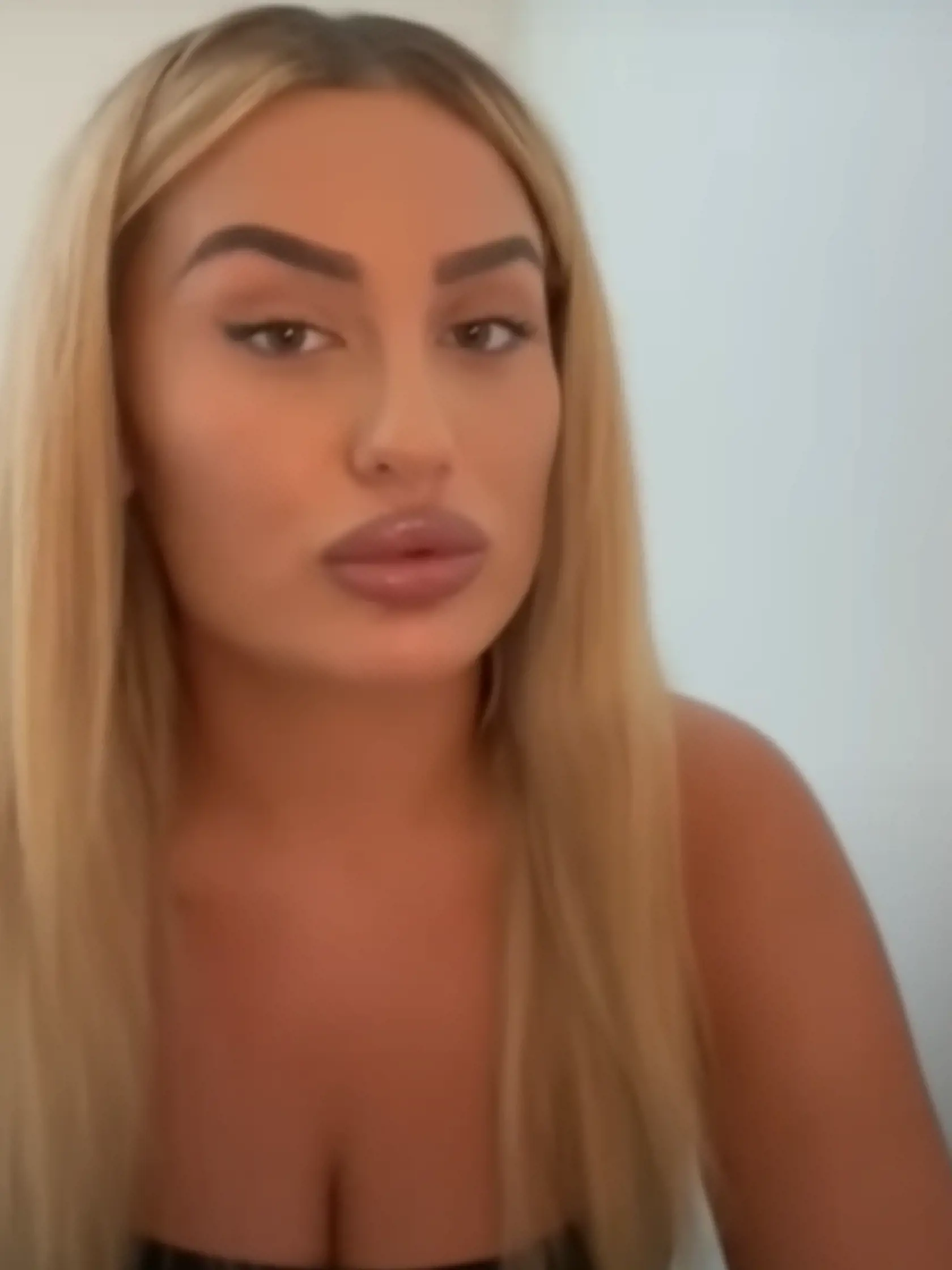 Ferusová nedávno zverejnila video, v ktorom tvrdí, že Kollár ju dvakrát donútil ísť na potrat po tom, ako s ním otehotnela. Následne si vraj chcela siahnuť na život a skočiť z mosta. Na snímkach sa mihne aj otec Ferusovej a niekdajší bos nitrianskeho podsvetia Ľuboš Ferus. „Moja dcéra sa dá do poriadku fyzicky a sľubujem vám, že budú zverejnené veci tak nechutné…,“ odkazuje vo videu otec Ferusovej.