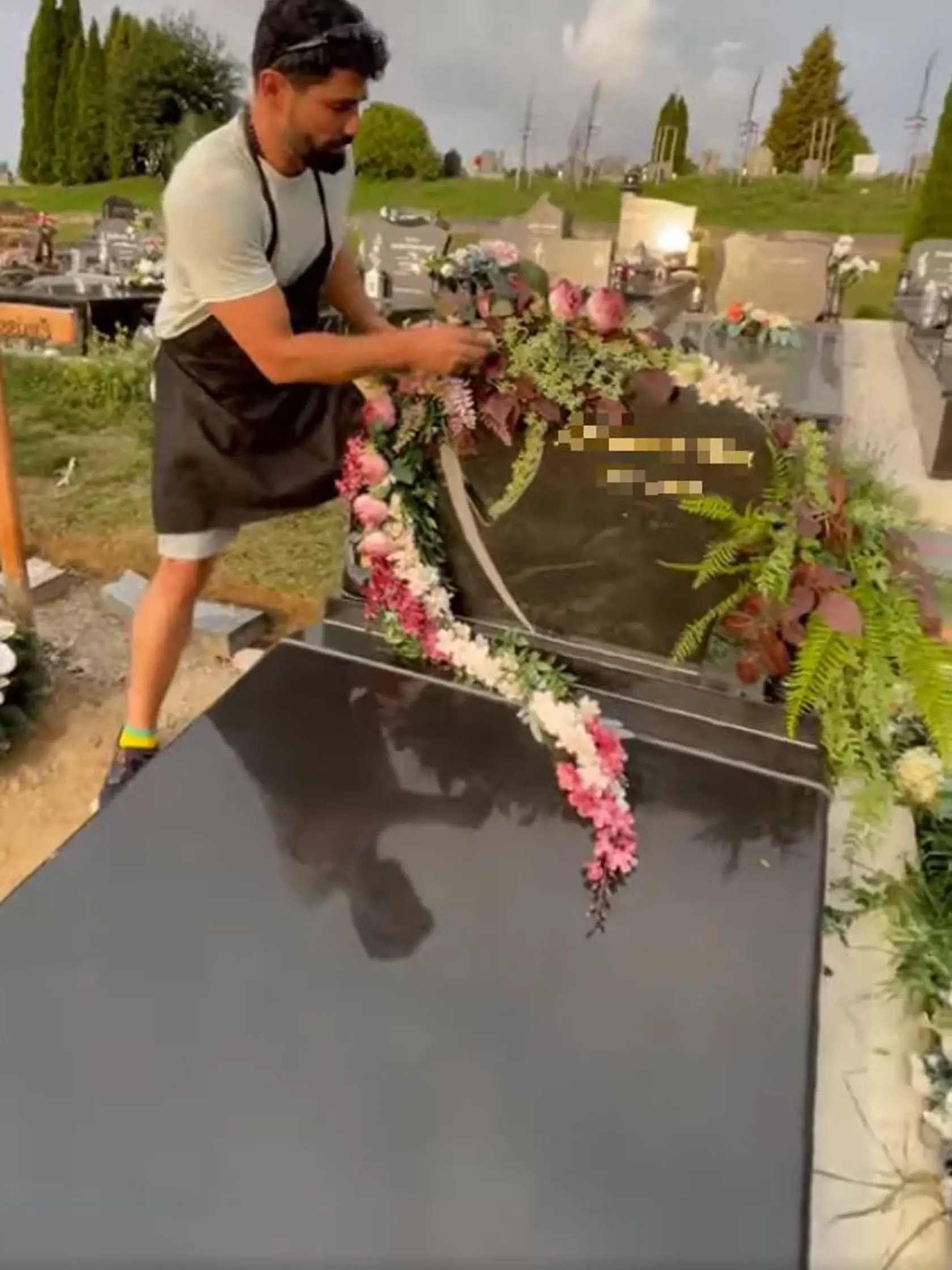 Objavili sa už aj požiadavky na výzdobu náhrobného kameňa. Ako tradične aj tu Milan používa živé kvety, pričom samozrejme rešpektuje požiadavky zadávateľa.