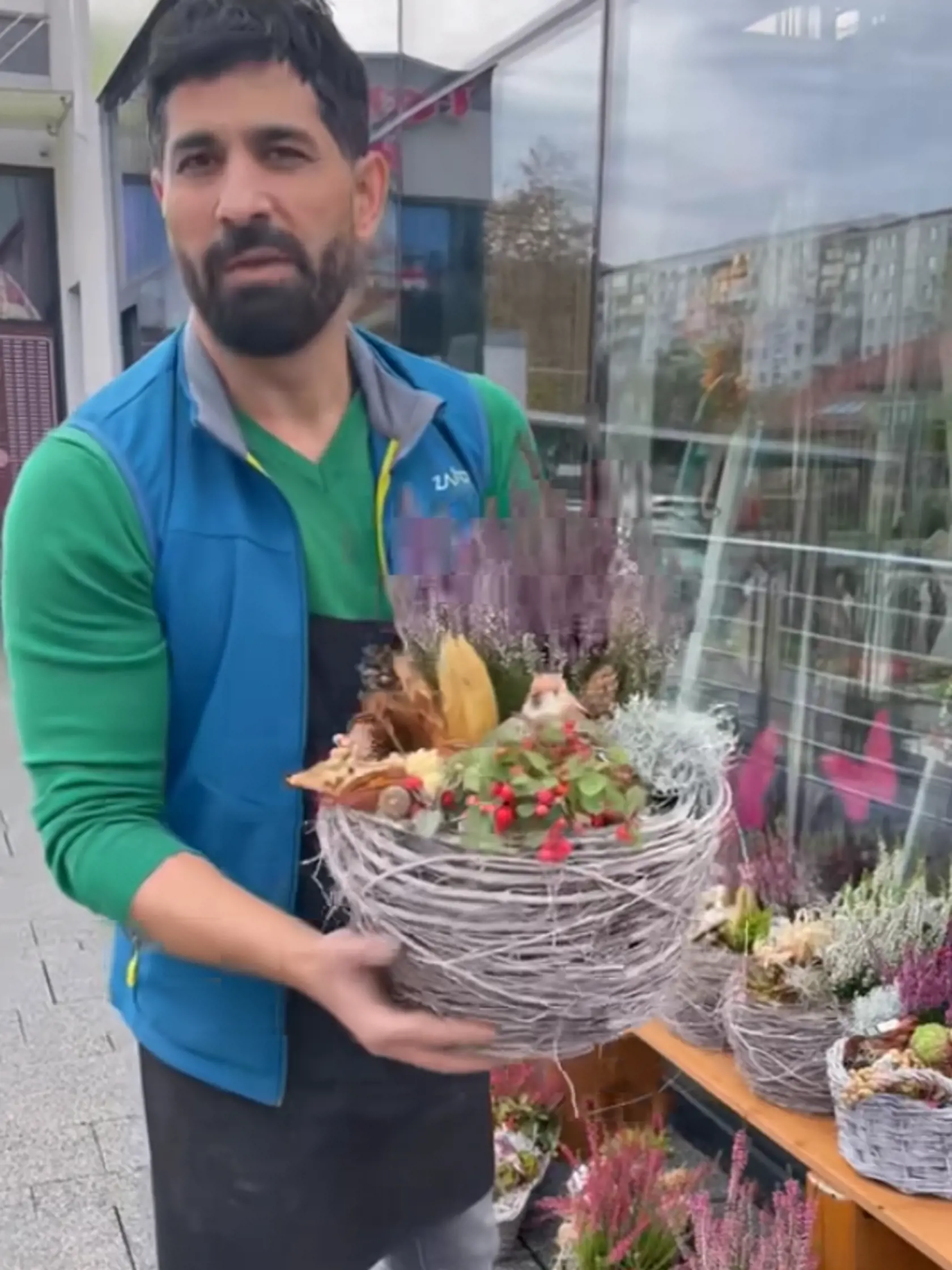 Mnohí namiesto vencov zdobia hroby výsadbou v zaujímavých črepníkoch. Tá je vhodná aj na lodžie, balkóny alebo do haly.