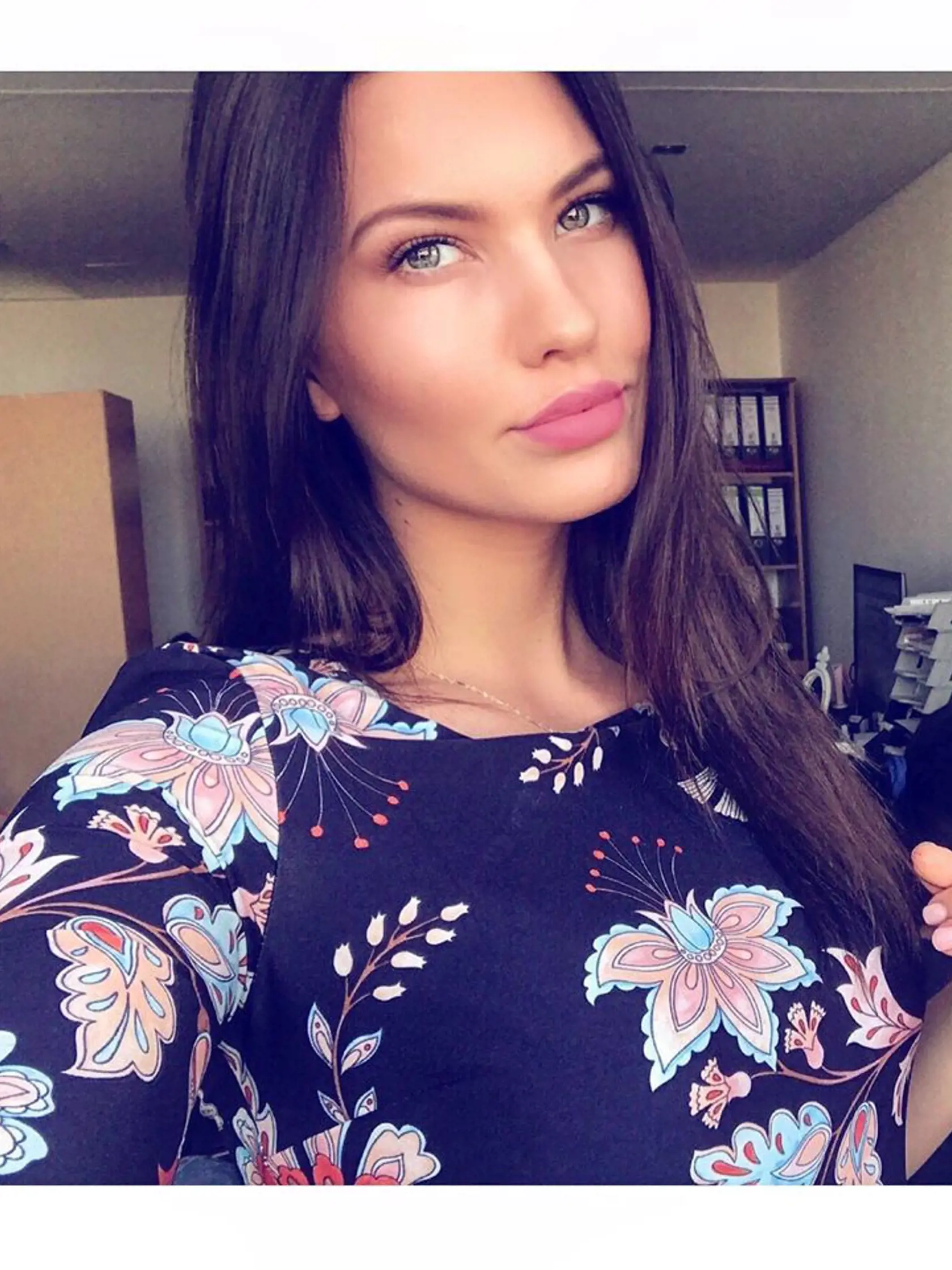 V januári sa klebetilo, že multioteckov nový úlovok je Linda Tribusová, dnes je z nej asistentka poslankyne Adriany Pčolinskej.