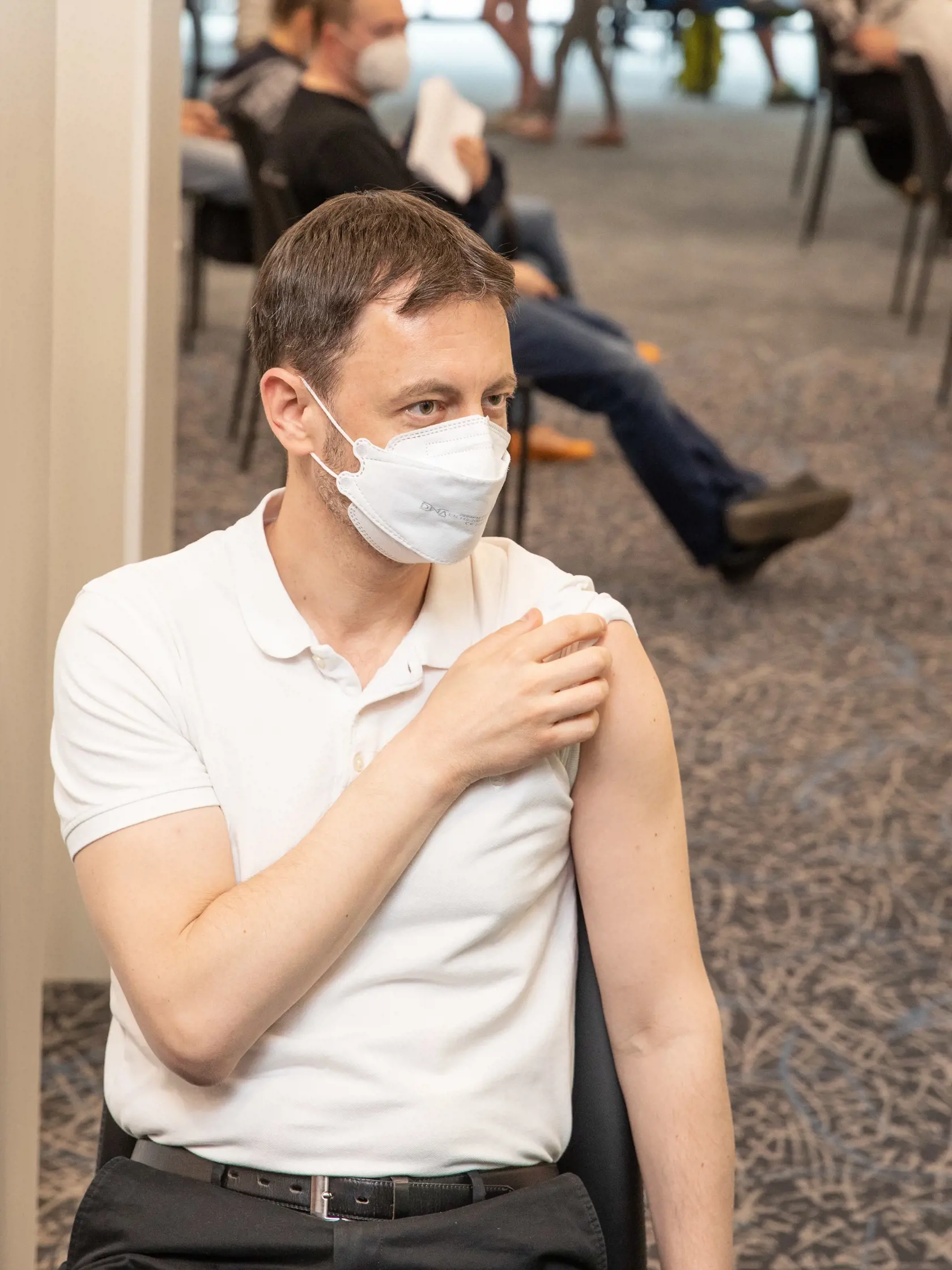 Na snímke je predseda vlády SR Eduard Heger ktorý sa nechal zaočkovať prvou dávkou proti covidu.