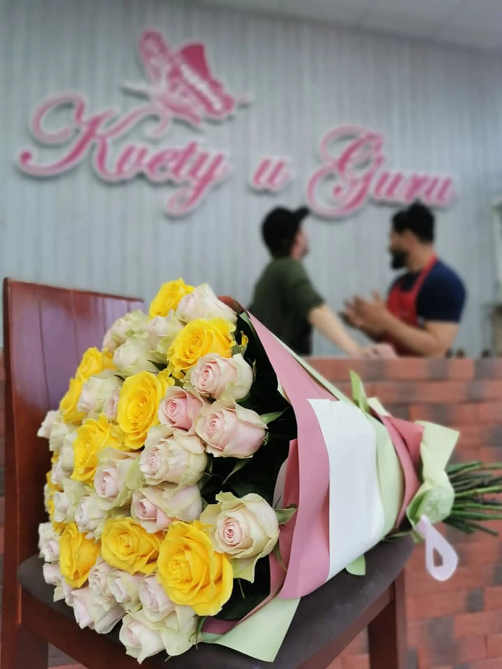 Mnohí si kupujú na hroby aj kytice rezaných kvetov. Výnimkou nie sú ani ruže.