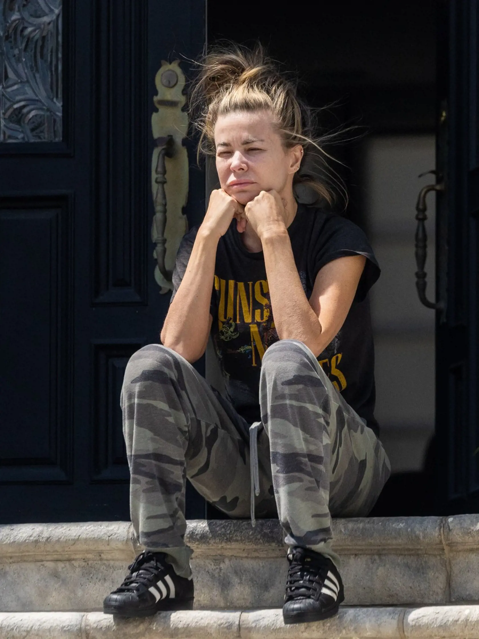 EXCLUSIVE: **PREMIUM EXCLUSIVE RATES APPLY** Baywatch Beauty Carmen Electra Looks Far From Her 90â€™s Sex Symbol Status As She Has Makeup-Free Moment Of Reflection