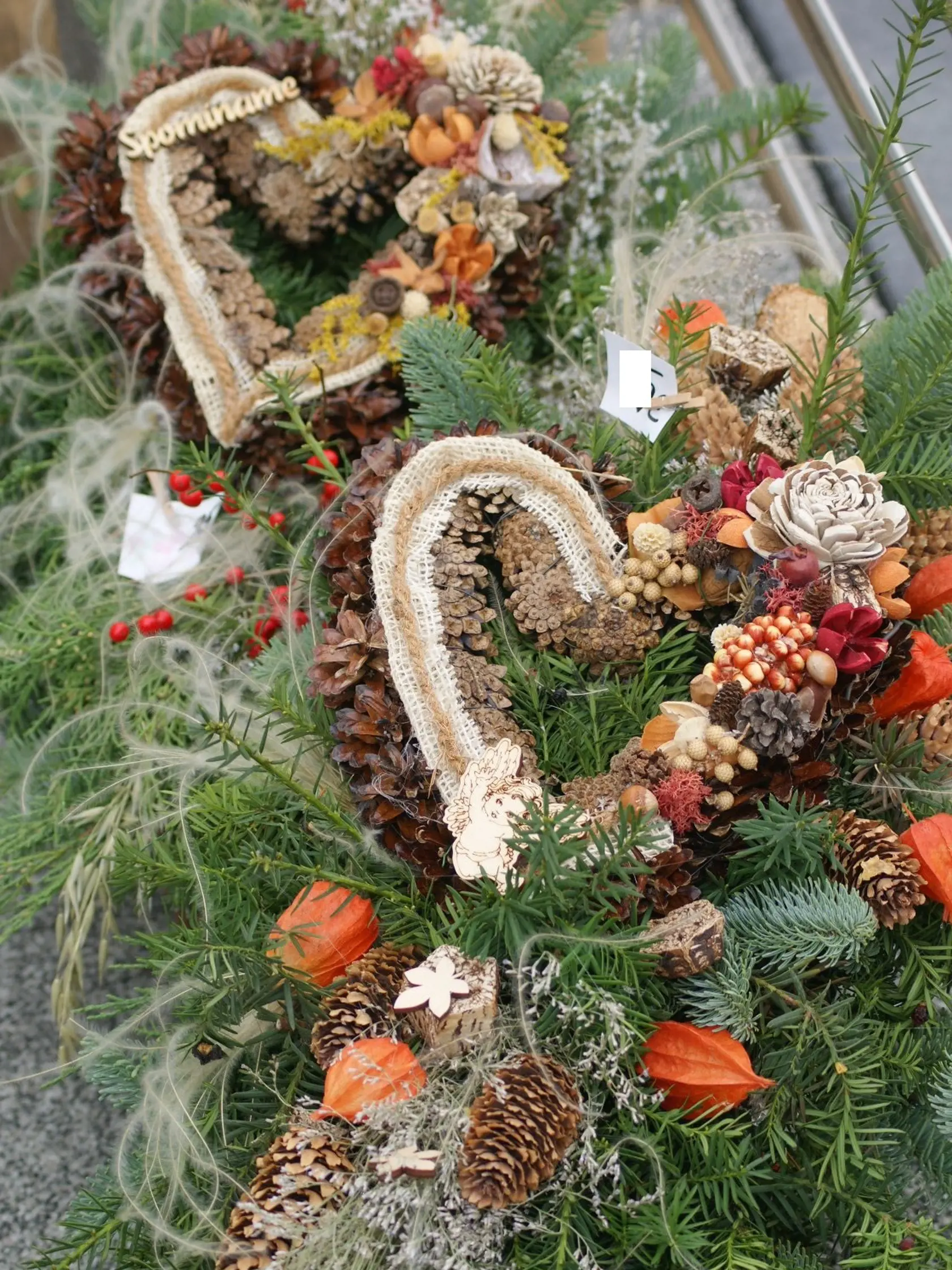 Niekedy len stačí uložiť čečinu do prúteného košíka, ozdobiť ju šiškami, trávami, malými srdiečkami a zaujímavá ikebana je na svete.