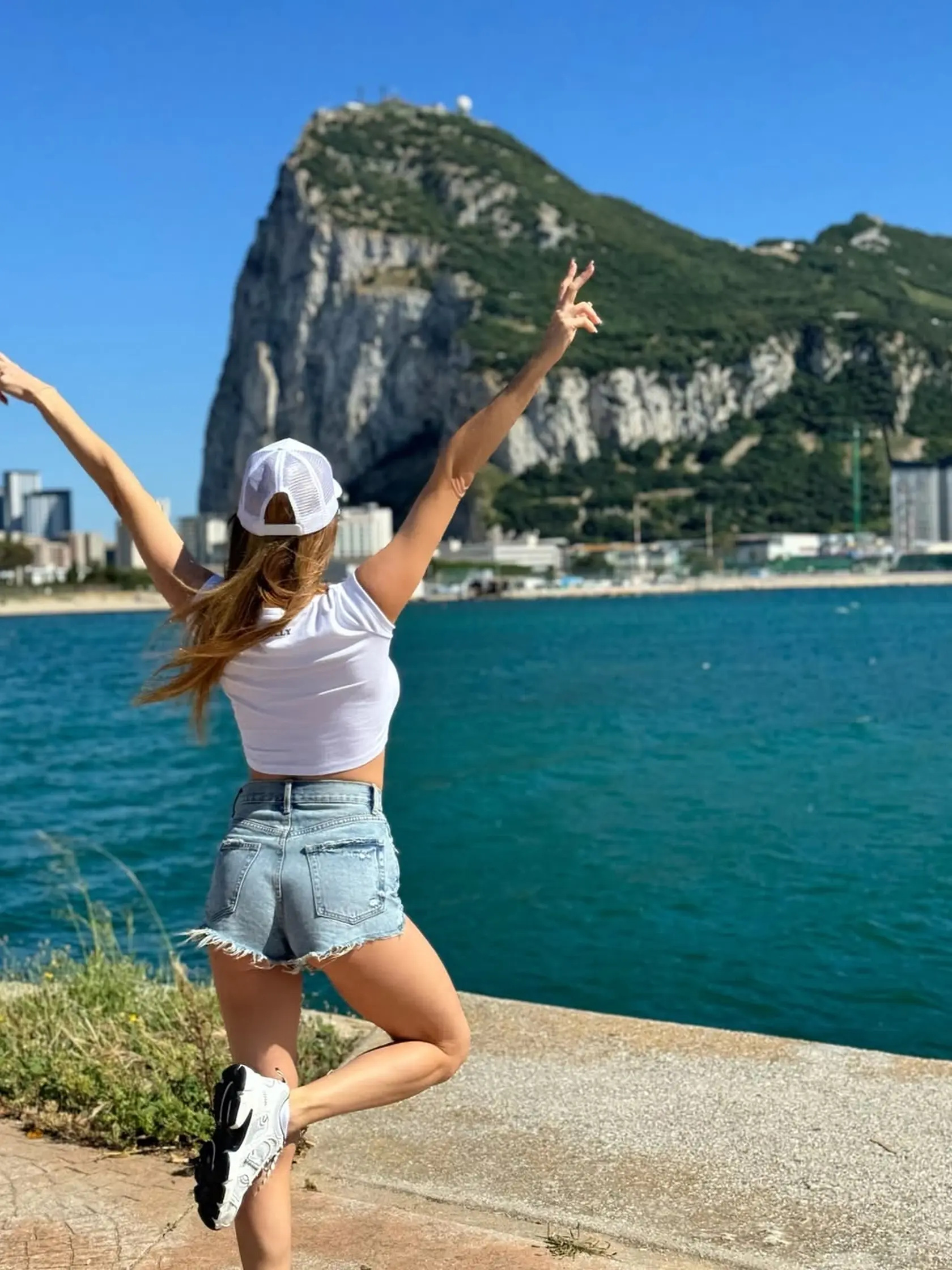 Andrea Verešová si počas dovolenky v Španielsku dopriala aj výlet na ikonický Gibraltar. Predviedla sa v kratučkých šortkách.