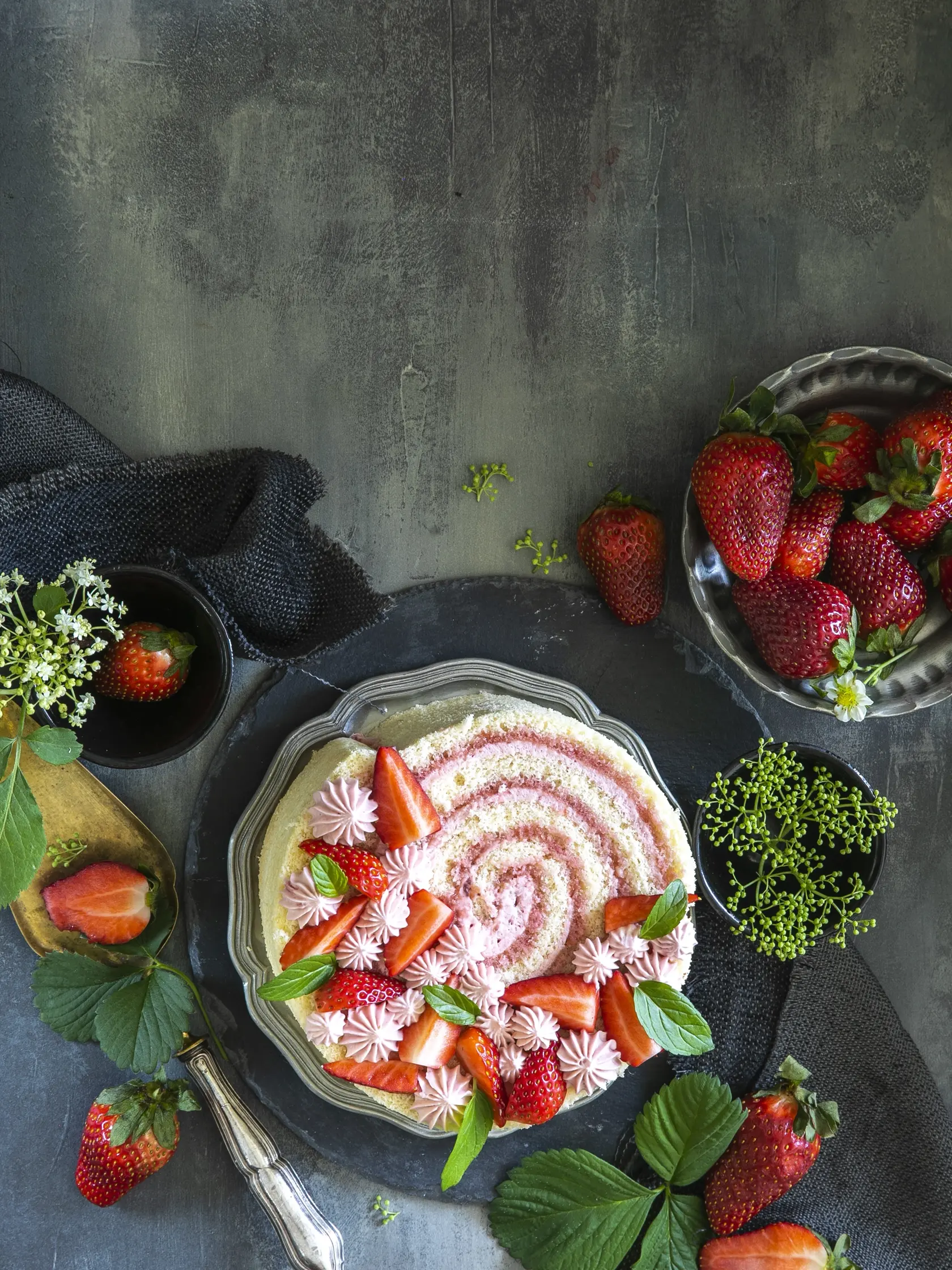 jahodová rolovaná torta

recept:
10 PORCIÍ, PRÍPRAVA 45 MINÚT, PEČENIE 12 MINÚT, CHLADENIE
Na korpus:
• 3 vajcia
• 100 g práškový cukru
• 75 g hladkej múky
• 50 g kukuričného škrobu • 6 g kypriaceho prášku
Na krém:
• 500 g mascarpone
• 250 g jemného tučného tvarohu • 3 lyžice jahodového pyré
• 100 g práškového cukru
• 1 lyžička vanilkového extraktu • 50 g lyofilizovaných jahôd
Na dokončenie:
• 350 g jahodového džemu
• čerstvé jahody na ozdobenie • mätové líst