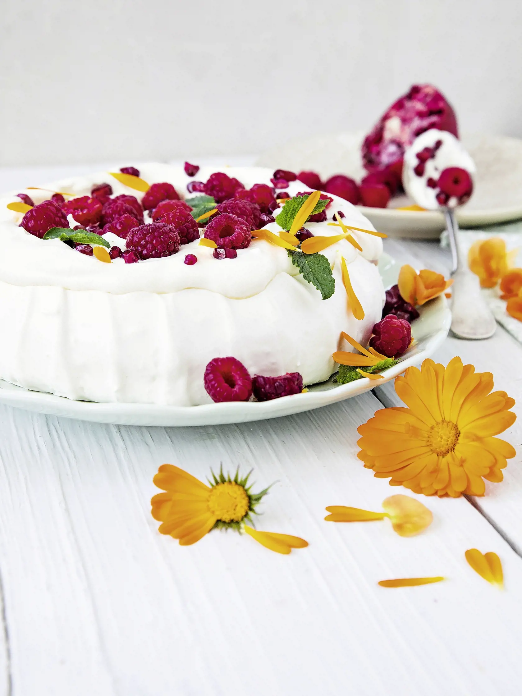 Pavlovovej torta s malinami a granátovým jablkom