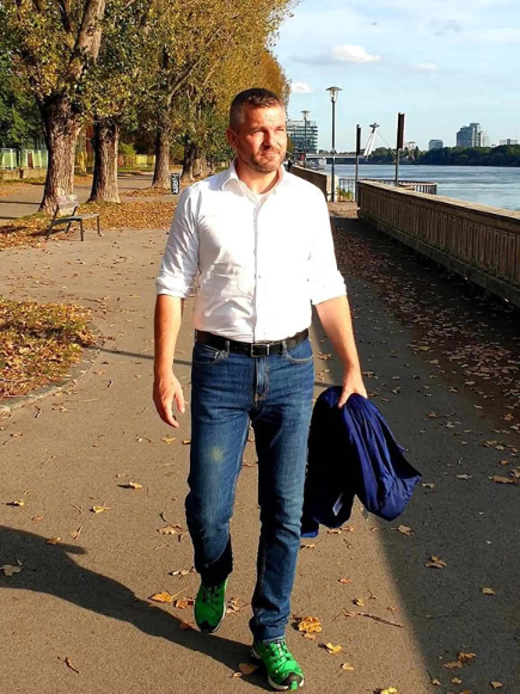 Neformálne oblečený Peter Pellegrini.
