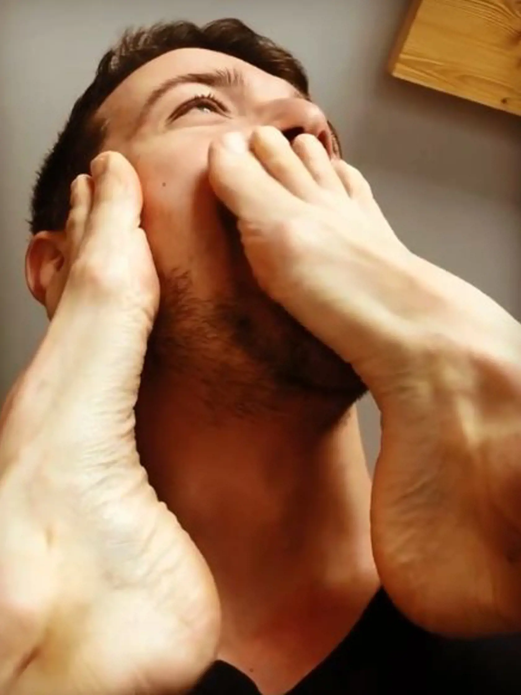 Vincze zverejnil video, ako mu Adela ťapká nohami po tvári a pchá prsty do úst.