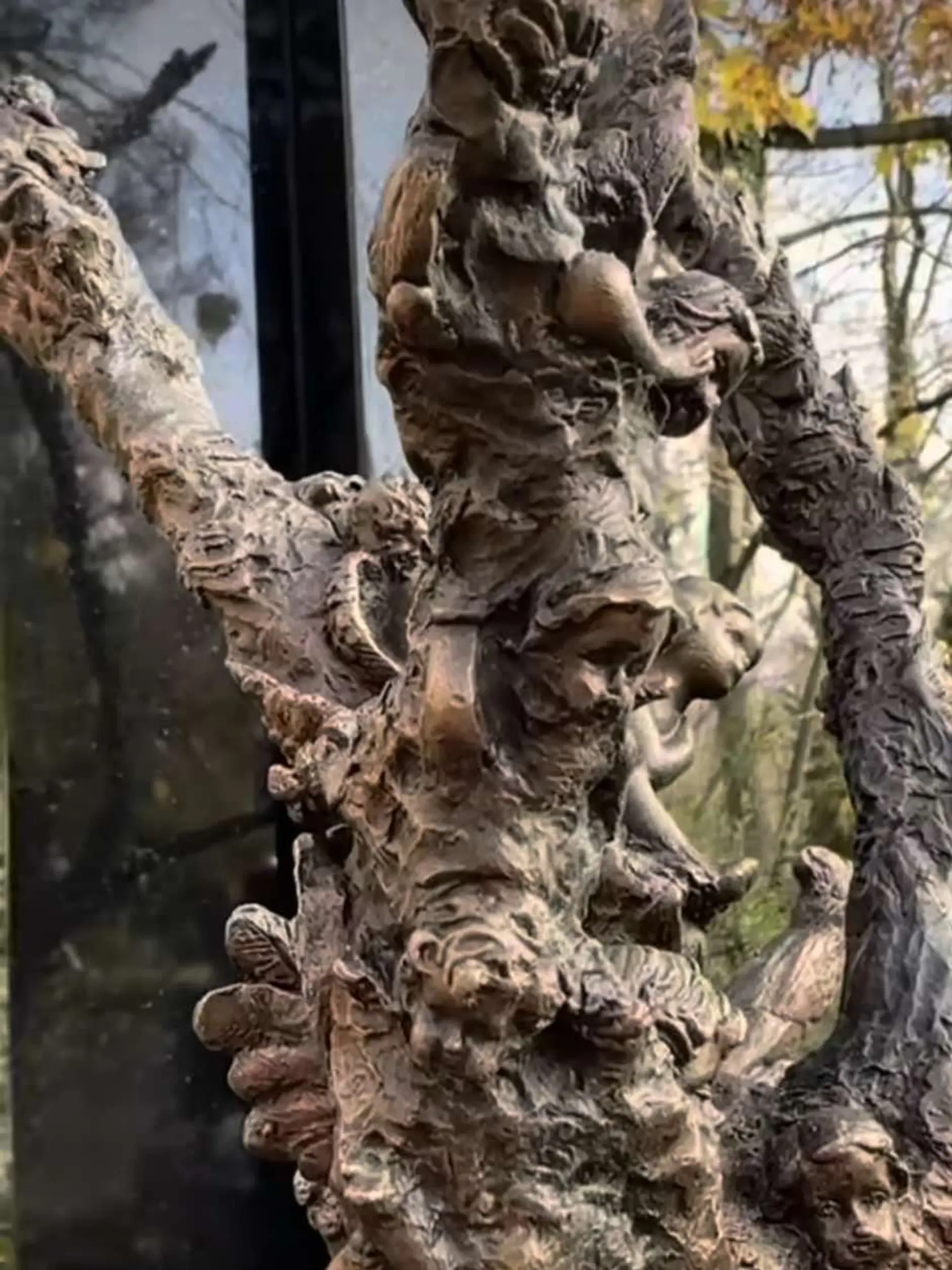 Vdova Ivana Gottová nechala vyrobiť novú sochu pri hrobe manžela Karla Gotta - bronzový strom z anjelikov, ktoré mu fanúšikovia nosili na miesto jeho posledného odpočinku. 