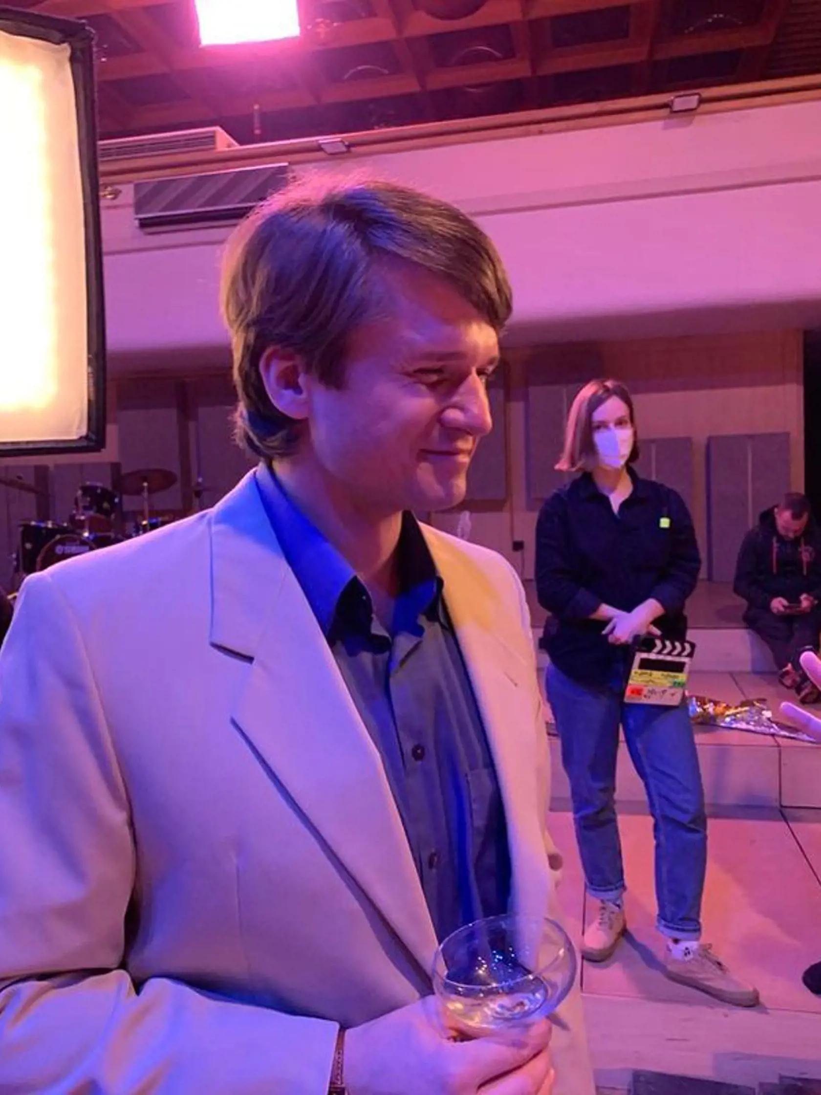 Ondřej Gregor Brzobohatý na natáčaní minisérie Iveta.