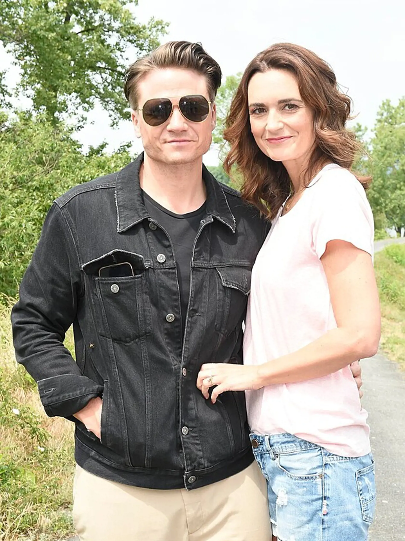 Ondřej a Daniela už svoju lásku skrývať nemienili. Moderátorke svietil na prstenníku obrovský prsteň.