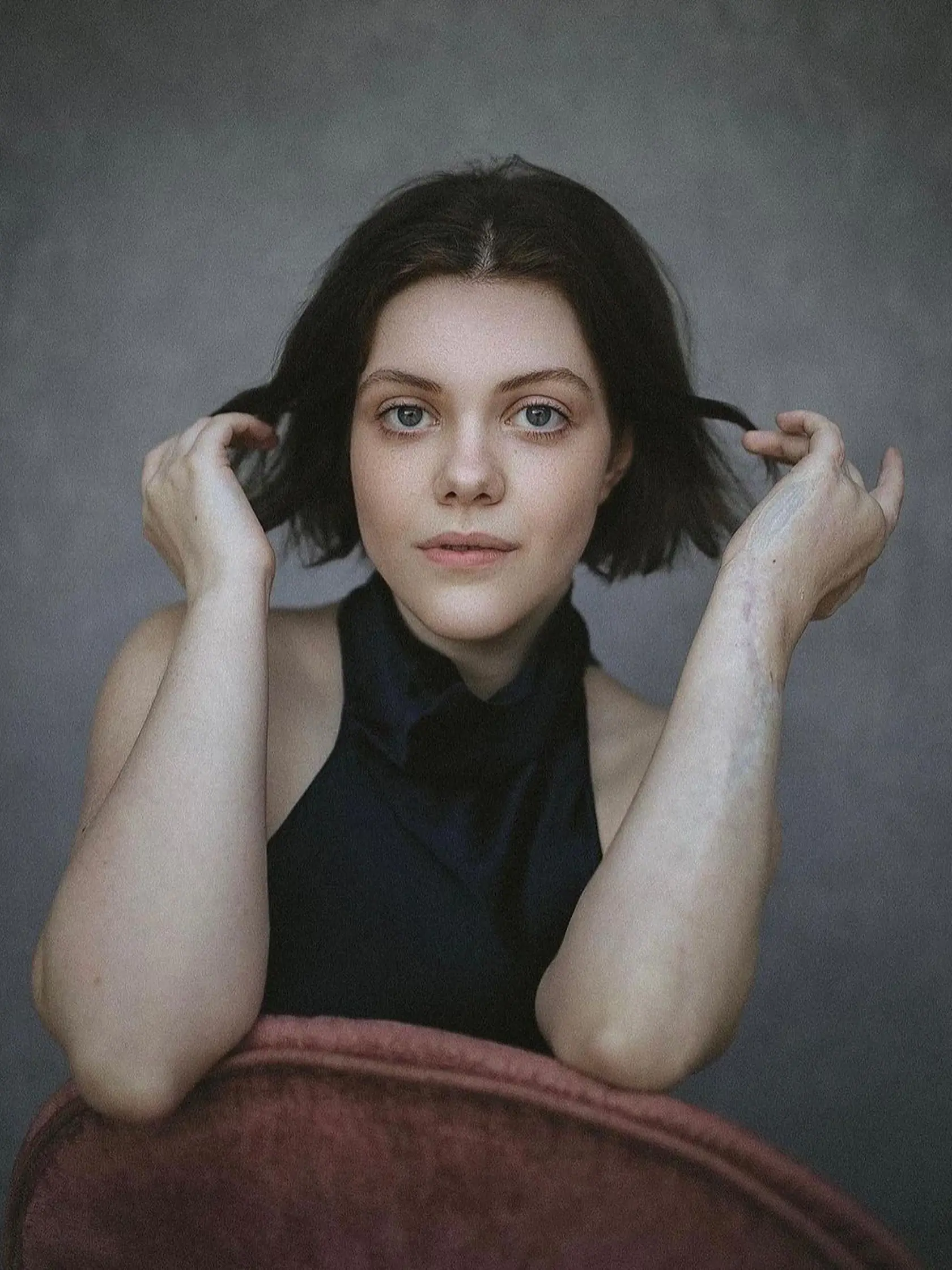 Georgie Henley priznala svoju jazvu pred celý svetom: "Pravdou je, že nič také ako „dokonalosť“ neexistuje, no stále som žila s hanbou, že sa cítim inak, umocnenou očakávaniami, ktoré prišli so začiatkom mojej kariéry v mladom veku. Ale moje jazvy nie sú niečo, za čo by som sa mala hanbiť. Sú mapou bolesti, ktorú moje telo vydržalo, a hlavne pripomienkou môjho prežitia. Neovplyvňujú moju schopnosť herečky a som hrdá na to, že som človek, ktorý má v tomto odvetví viditeľné jazvy."