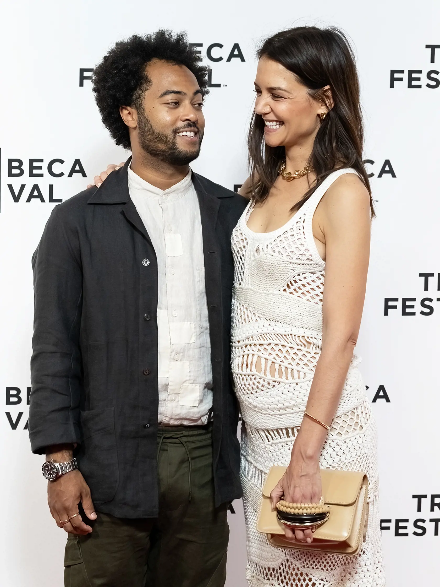 Katie Holmes bola v bielom a ukázala priateľa.