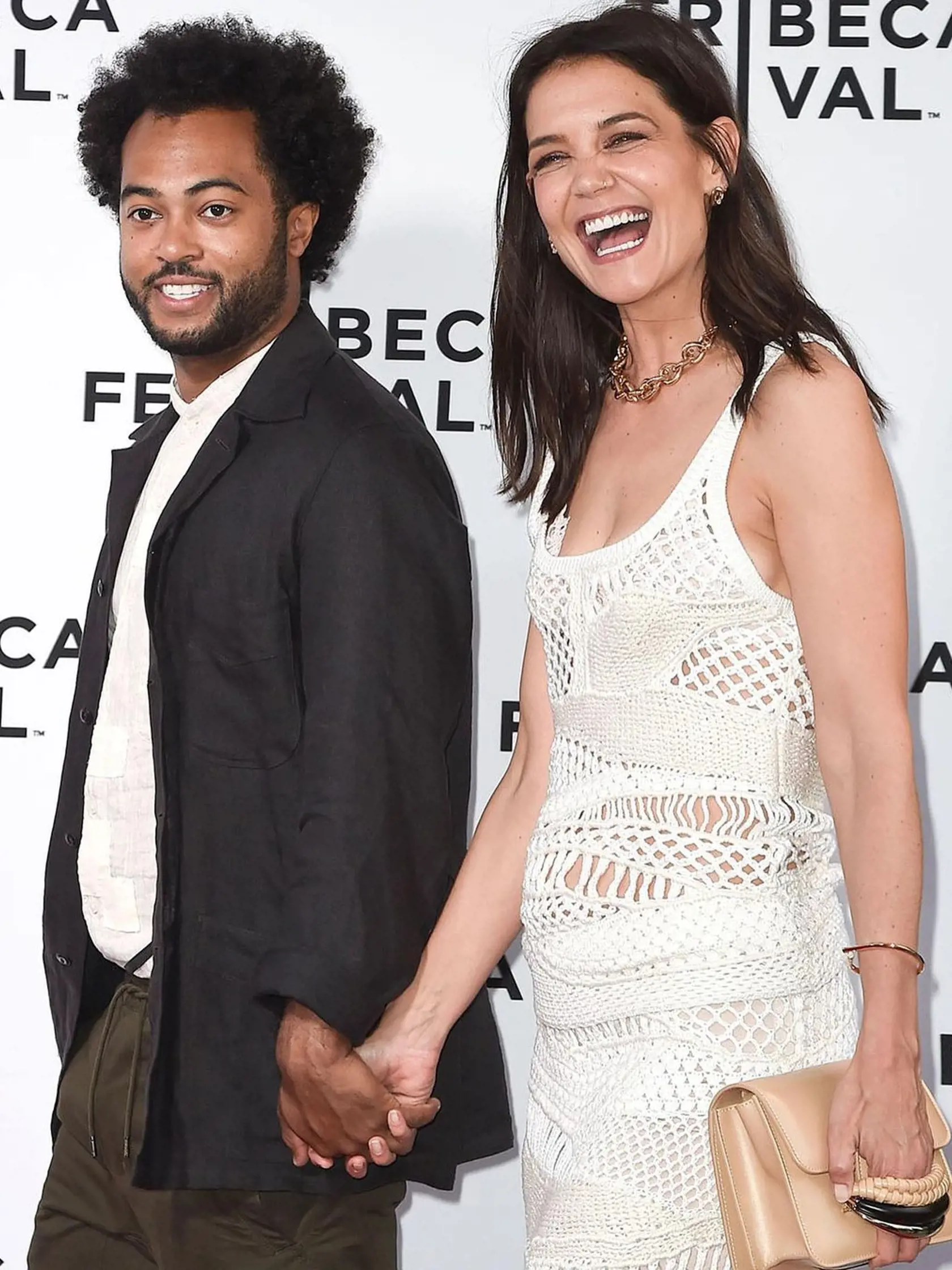 Katie Holmes s novým priateľom Bobby Wooten III ukázala v ležérnych šatách povisnuté bruško aj poklesnuté prsia. Aj tak jej to ale nesmierne pristalo. Láska robí svoje.