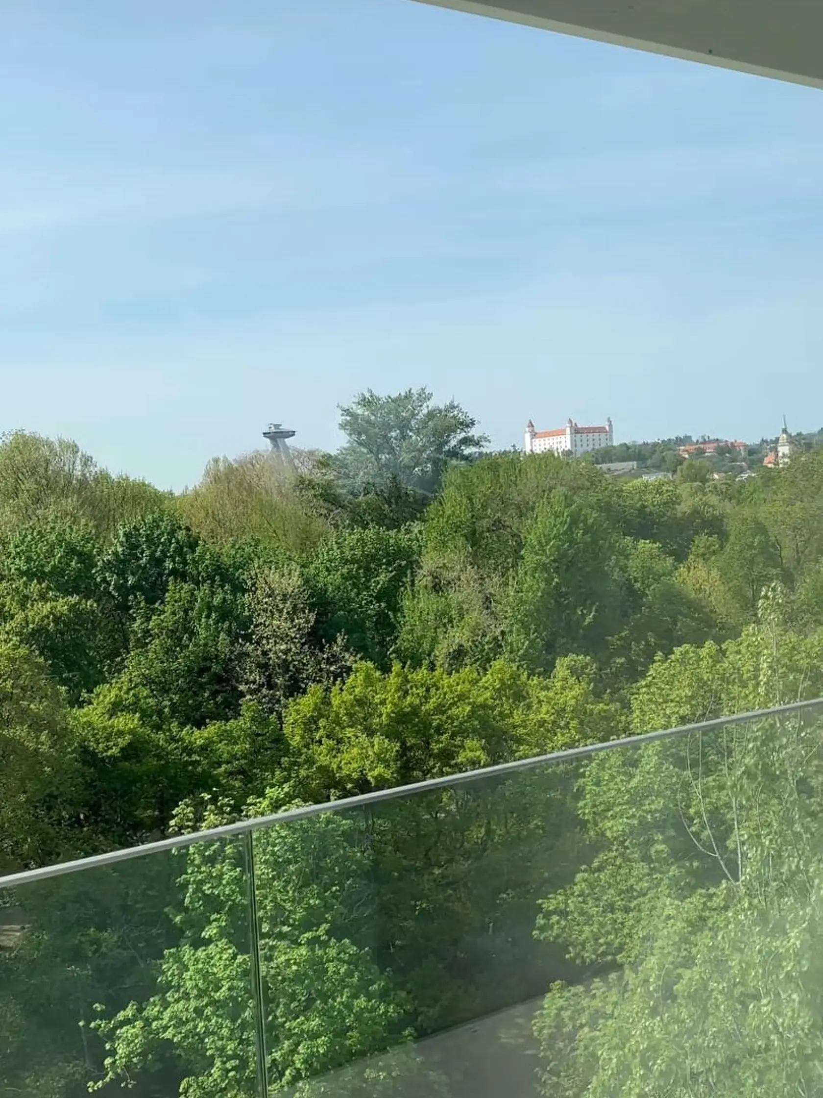 Z balkóna majú výhľad na Bratislavský hrad.